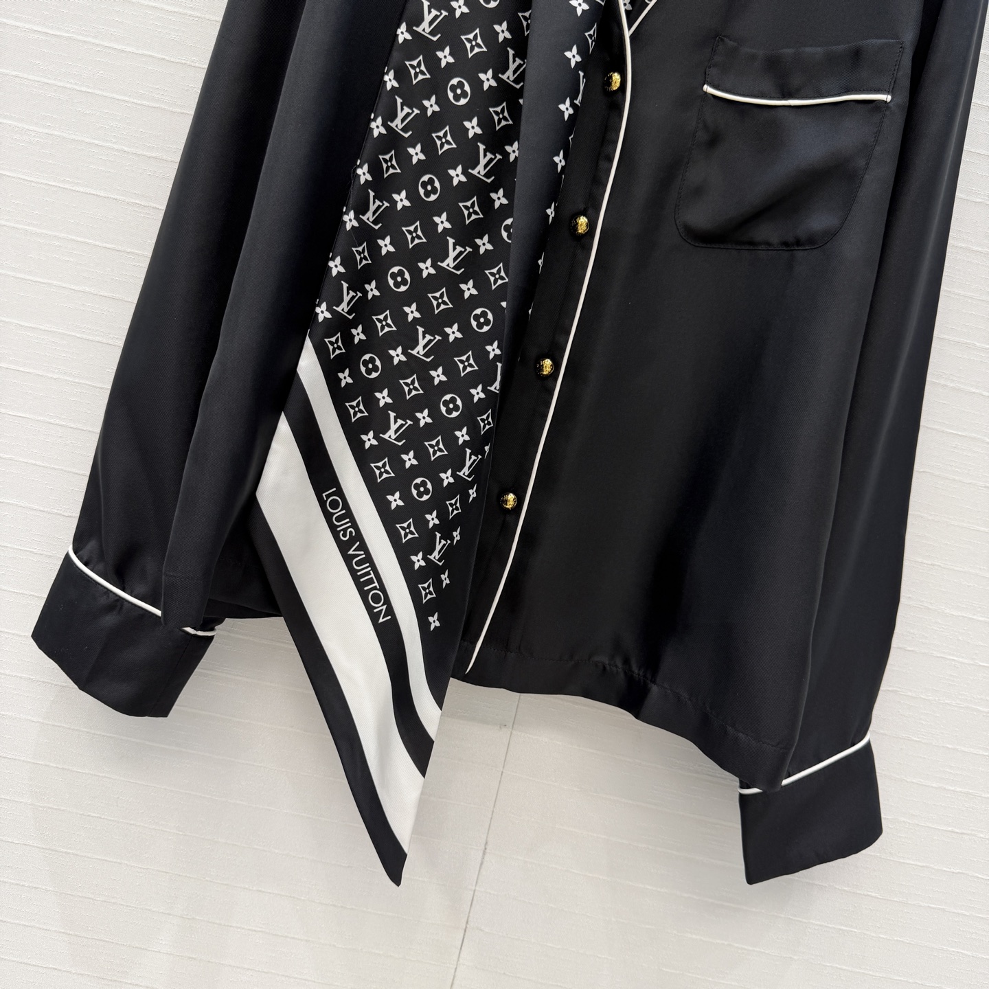 强烈推荐❤️lou神仙颜值🌈26早春新品系列MONOGRAM印花真丝飘带衬衫！100%真丝斜纹绸，随性飘