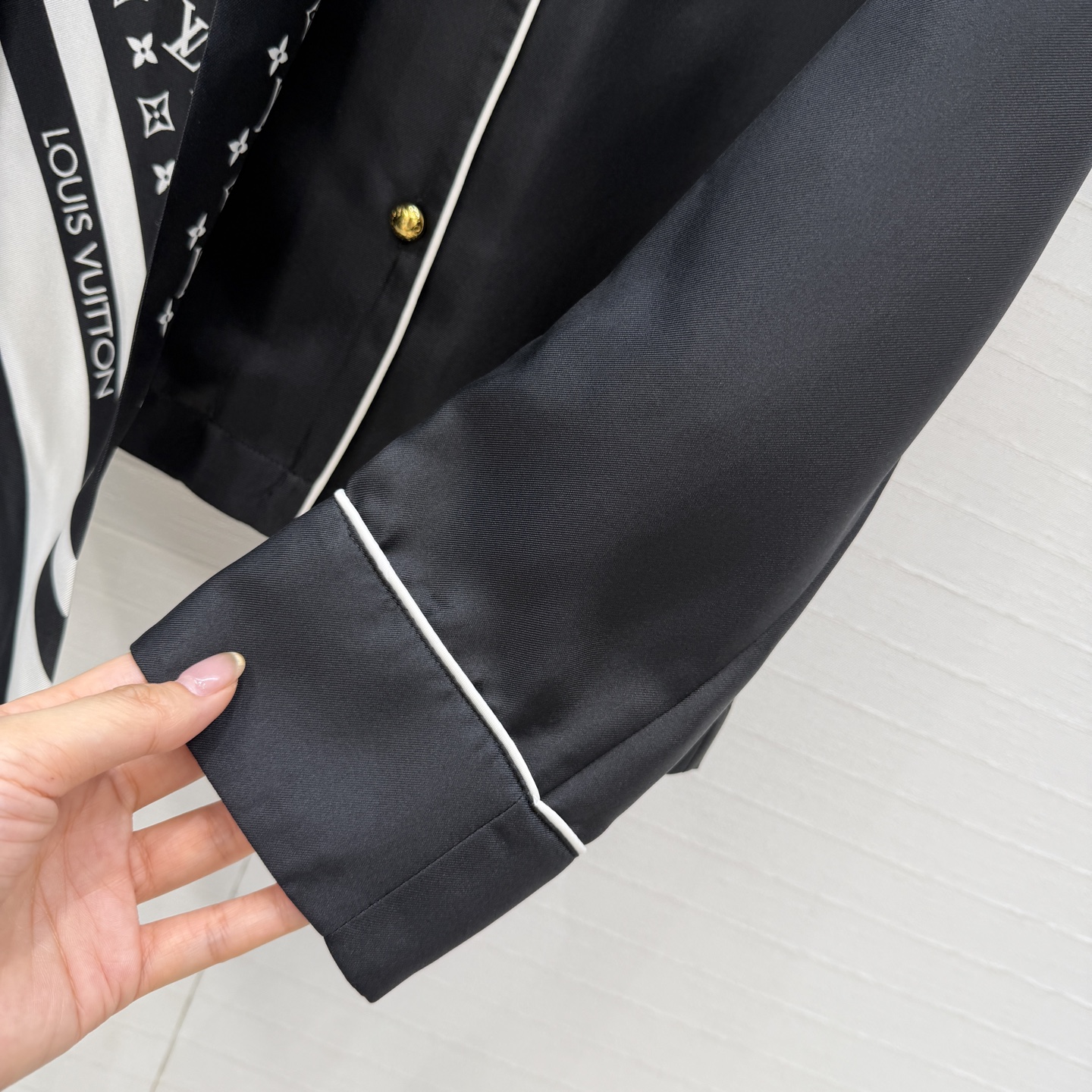 强烈推荐❤️lou神仙颜值🌈26早春新品系列MONOGRAM印花真丝飘带衬衫！100%真丝斜纹绸，随性飘