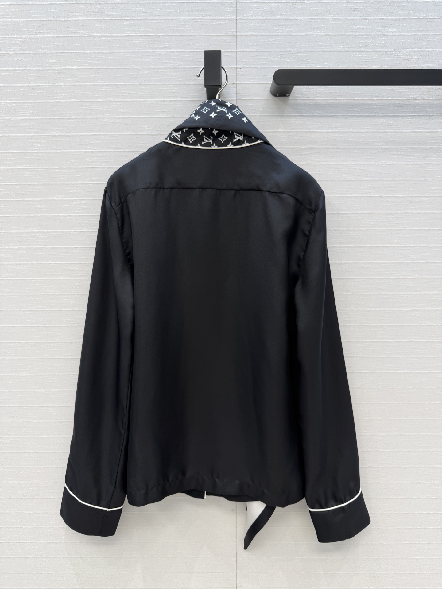 强烈推荐❤️lou神仙颜值🌈26早春新品系列MONOGRAM印花真丝飘带衬衫！100%真丝斜纹绸，随性飘