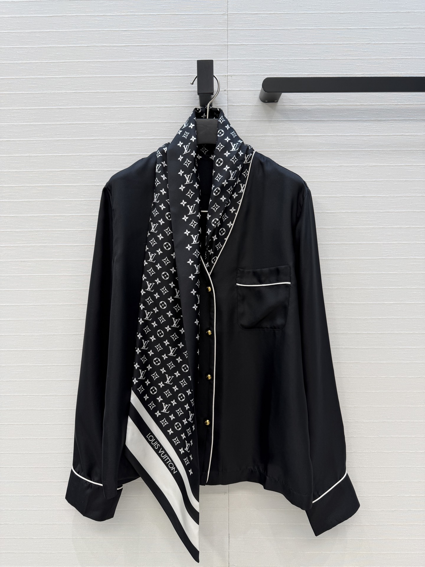 NO:723814,Highly recommend lou's 26th early spring new product series MONOGRAM printed silk ribbon shirt!  Silk twill, casual and elegant silk scarf design, V-neck H-shaped upper body, perfect for reducing age!  Versatile and not picky, classic, fashionable and high-end!  A must-have artifact for Bai Fumei!  The workmanship quality depends on the details. Two colors and three sizes, S size, shoulder width 39, bust 98, length 61..., Louis Vuitton-clothing, louis vuitton, shirts, real silk,19860909强烈推荐lou神仙颜值26早春新品系列MONOGRAM印花真丝飘带衬衫！真丝斜纹绸,随性飘逸的丝巾设计V领H版型上身减龄绝绝子！百搭不挑人,经典时髦又高级！白富美必备神器！做工品质看细节.两色三码,S码,肩宽39,胸围98,衣长61..,路易威登-服装,louis vuitton,shirts,real silk,,Women's clothing