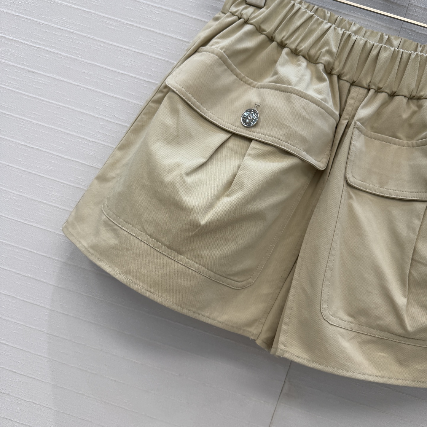 强烈推荐❤️26P春夏系列 复古工装大口袋裤裙，全新极简法式风格，高品质棉质面料，经典松紧腰头，开叉层次