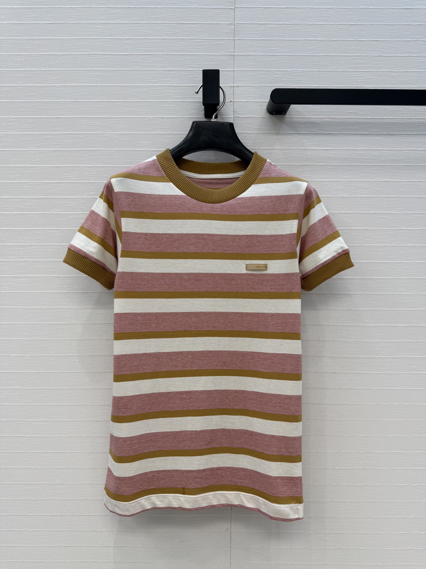 NO:723788,Highly recommended, original quality PR fashionable outfits!  Pink, brown and white striped T-shirt. A must-have for fashionistas, the color is fresh and will make you fall in love!  Sweet and cool girly temperament!  The slim fit upper body makes you look slim, tall and versatile!  Customized threaded collar and sleeve design, workmanship quality depends on the details. 3 sizes in one color, ready for grabs, Prada-clothing, prada, tees, t-shirt,19860909爆单推荐原单品质PR时髦精穿搭！粉棕白条纹T恤.时髦精必入配色清新一整个爱住！甜酷风少女气质！修身版型上身显瘦高挑又百搭！定制螺纹领口袖边设计做工品质看细节.一色3码,现货开抢,,普拉达-服装,prada,tees，t-shirt,,Women's clothing