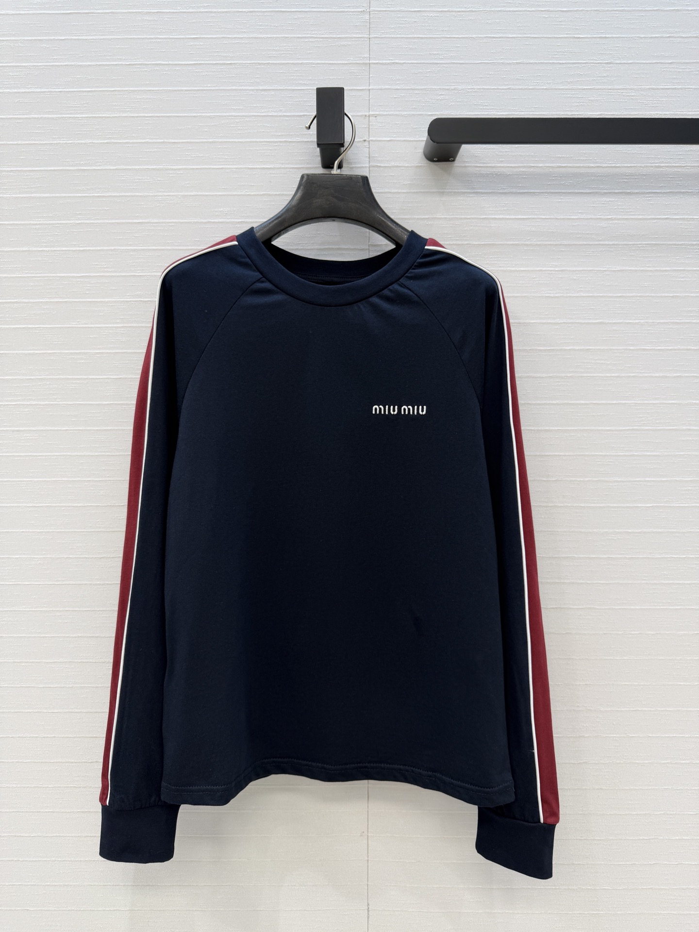 NO:723793,Original quality miu style aesthetic outfit!  26 new early spring keynote long-sleeved T-shirt, a must-have temperament item this season!  Imported pure cotton fabric!  Contrasting color design, classic version, versatile and sweet and cool atmosphere. 3 sizes in one color, ready to grab, S size, dropped shoulders, bust 86, length 59..., Miu Miu-clothing, miumiu, tees, t-shirt,19860909原单品质miu缪系美学穿搭！26早春新品基调长袖T恤,本季必入气质单品！进口纯棉面料！撞色设计经典版型百搭甜酷气息.一色3码 现货开抢,S码,落肩,胸围86、衣长59..,缪缪-服装,miumiu,tees，t-shirt,,Women's clothing