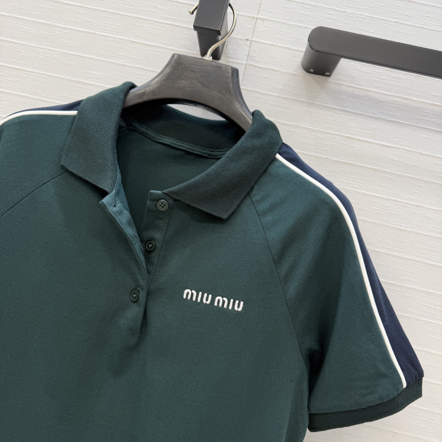 爆单推荐✅原单品质🍓miu系少女！26s早春新品，知识分子时髦风 撞色短袖polo领T恤。休闲减龄又时髦