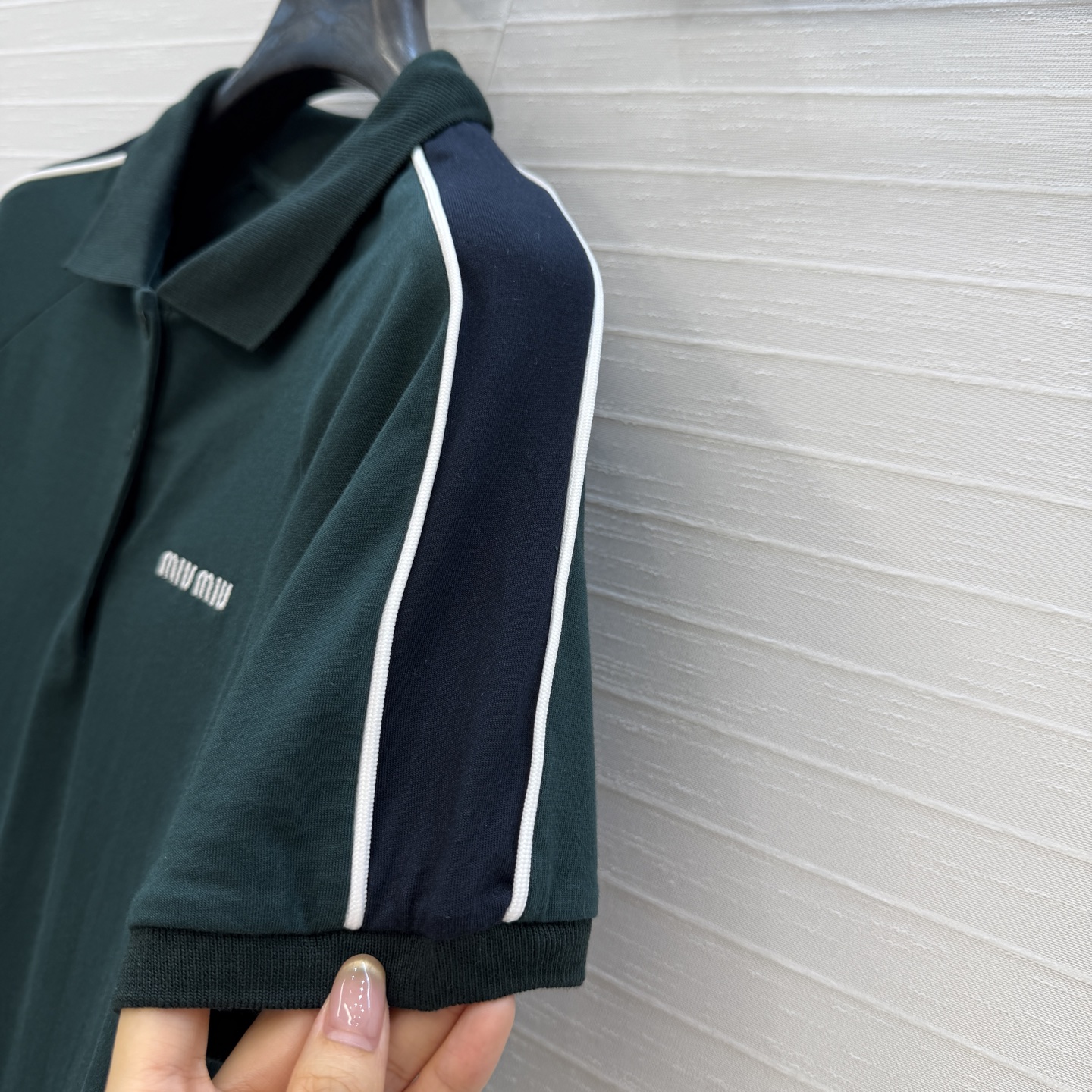 爆单推荐✅原单品质🍓miu系少女！26s早春新品，知识分子时髦风 撞色短袖polo领T恤。休闲减龄又时髦