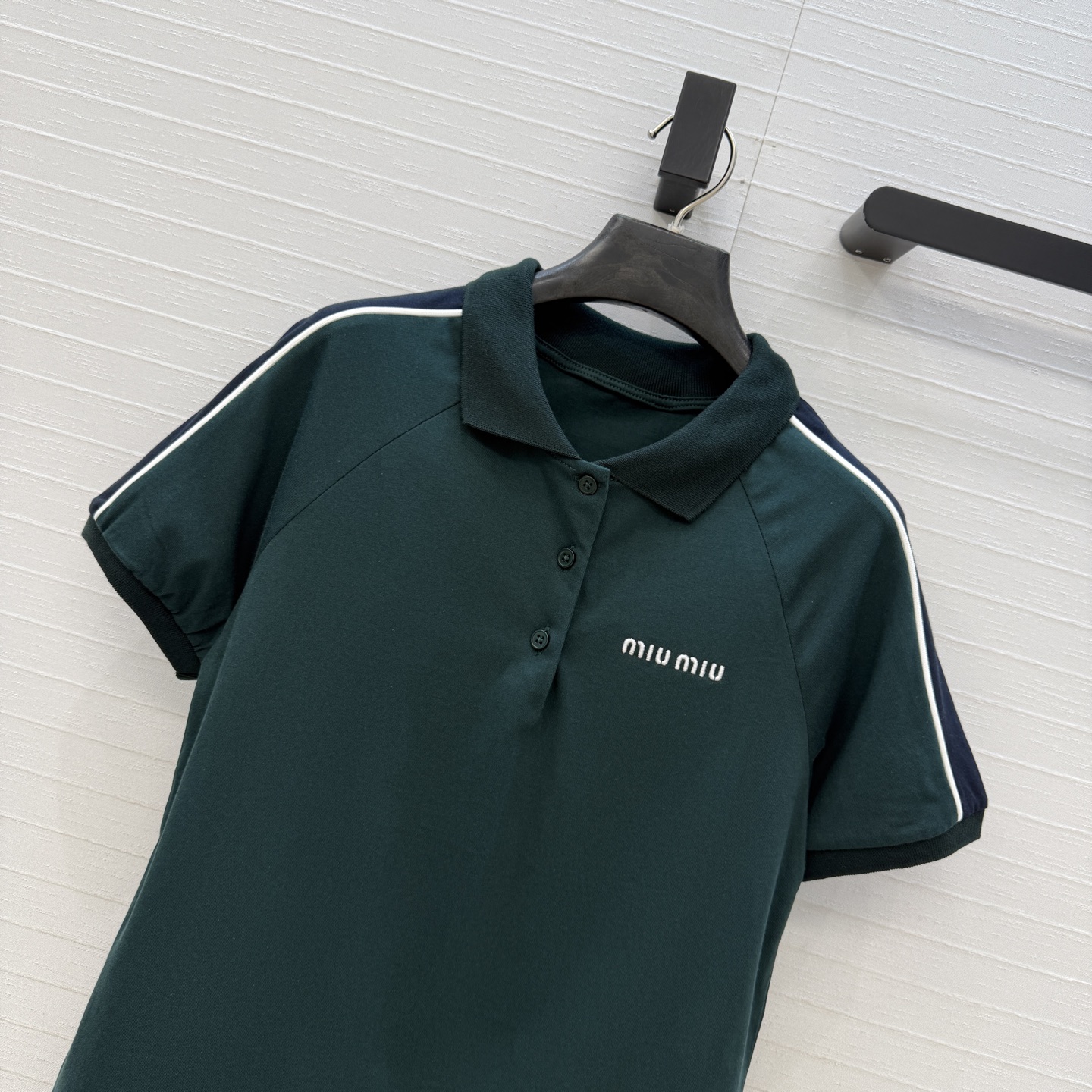 爆单推荐✅原单品质🍓miu系少女！26s早春新品，知识分子时髦风 撞色短袖polo领T恤。休闲减龄又时髦
