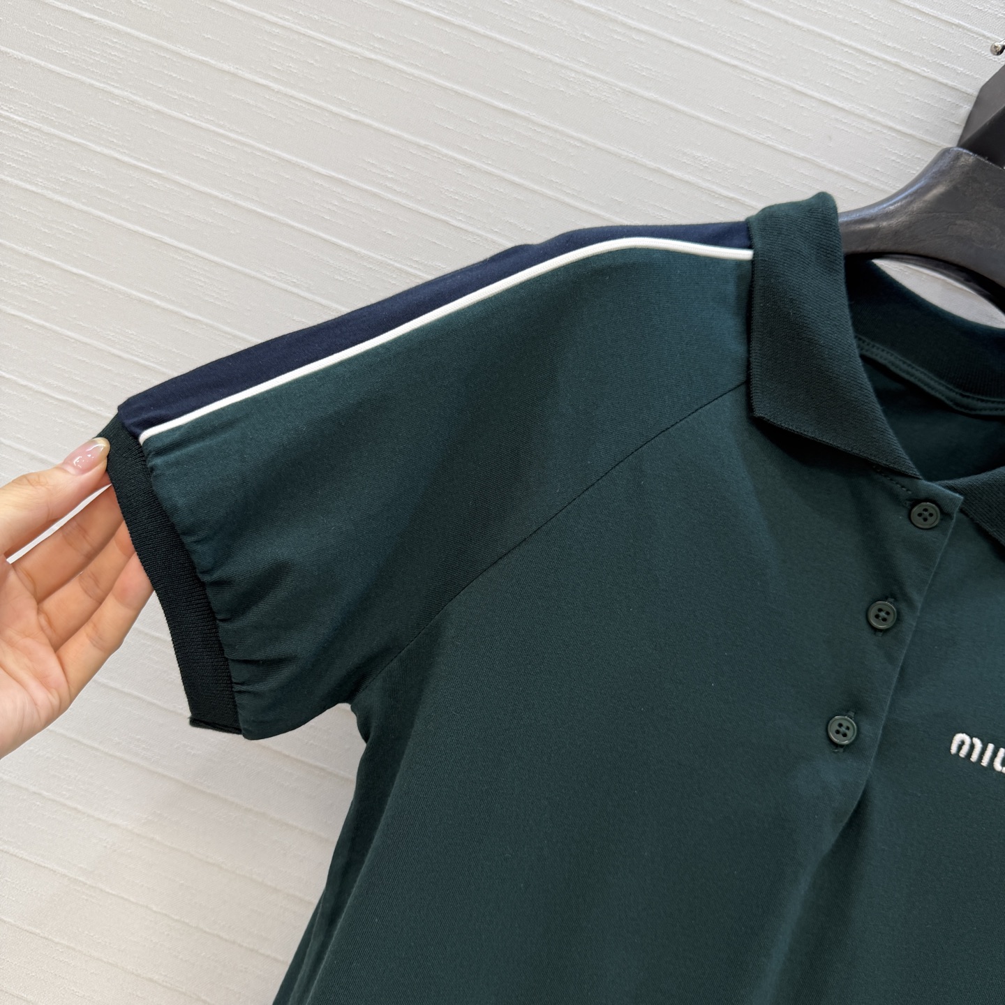 爆单推荐✅原单品质🍓miu系少女！26s早春新品，知识分子时髦风 撞色短袖polo领T恤。休闲减龄又时髦