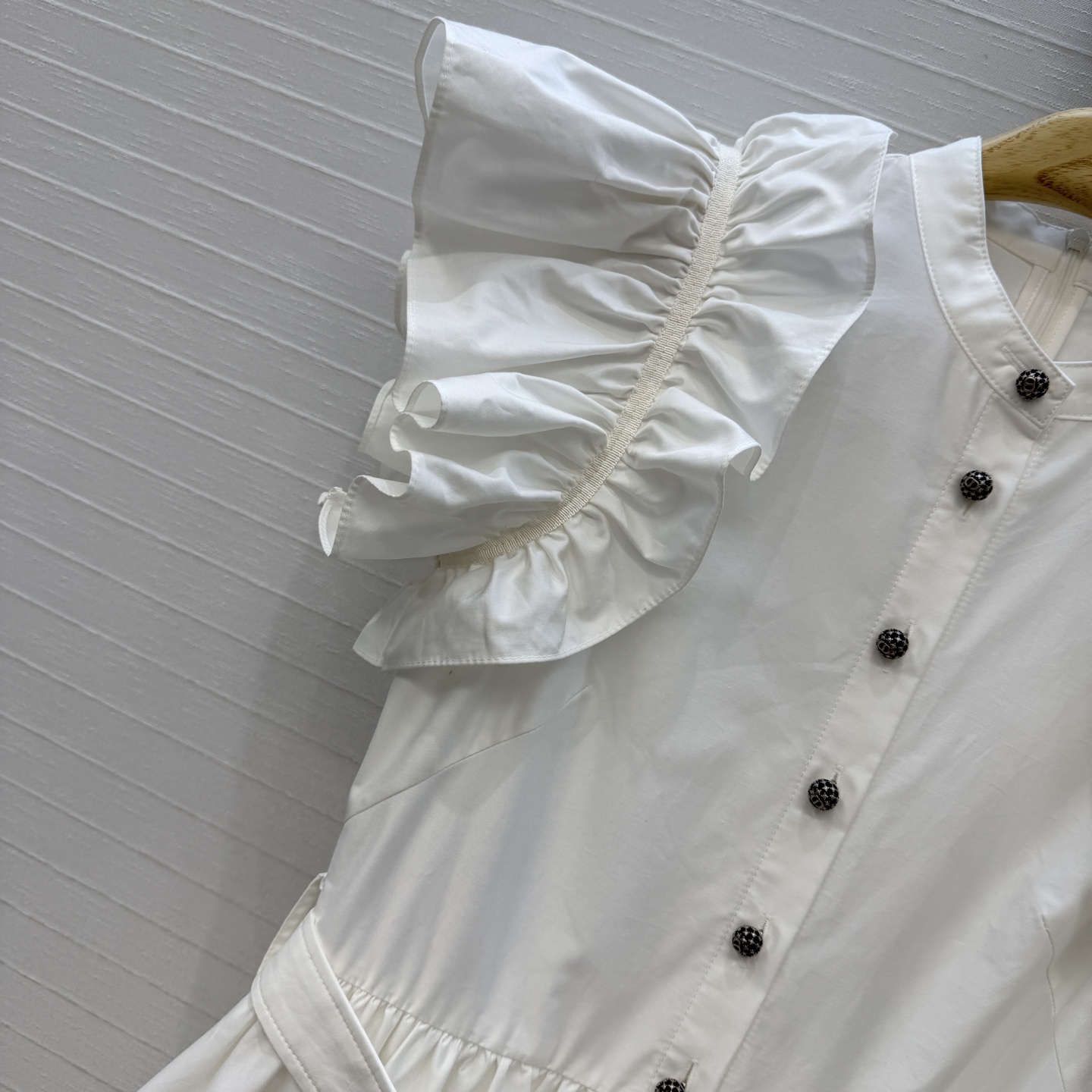 强烈推荐❤️Dio*新品荷叶边立领长裙❤️定位褶皱花边飞袖，复古宫廷风可甜可盐气质上身美到没朋友！收腰大