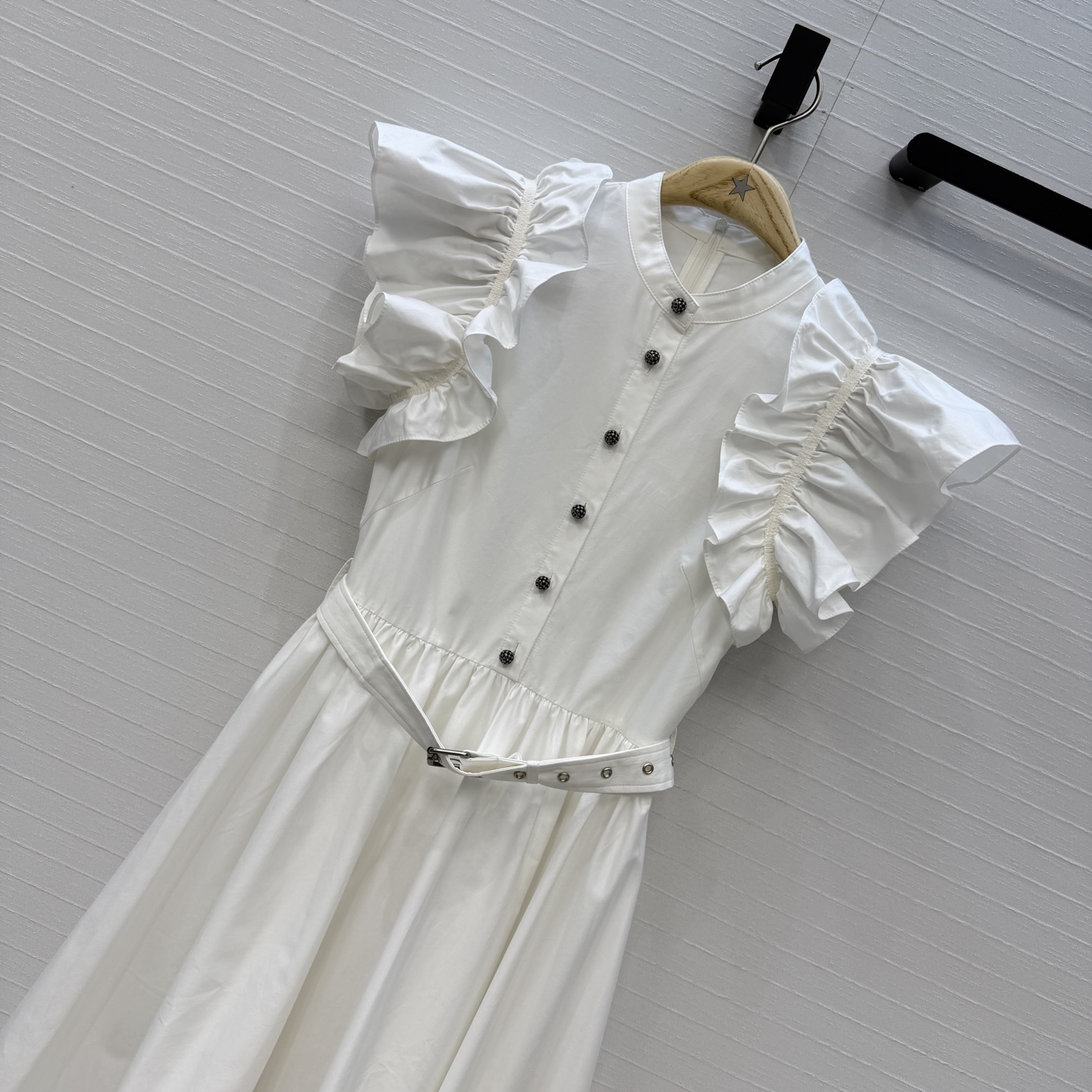 强烈推荐❤️Dio*新品荷叶边立领长裙❤️定位褶皱花边飞袖，复古宫廷风可甜可盐气质上身美到没朋友！收腰大