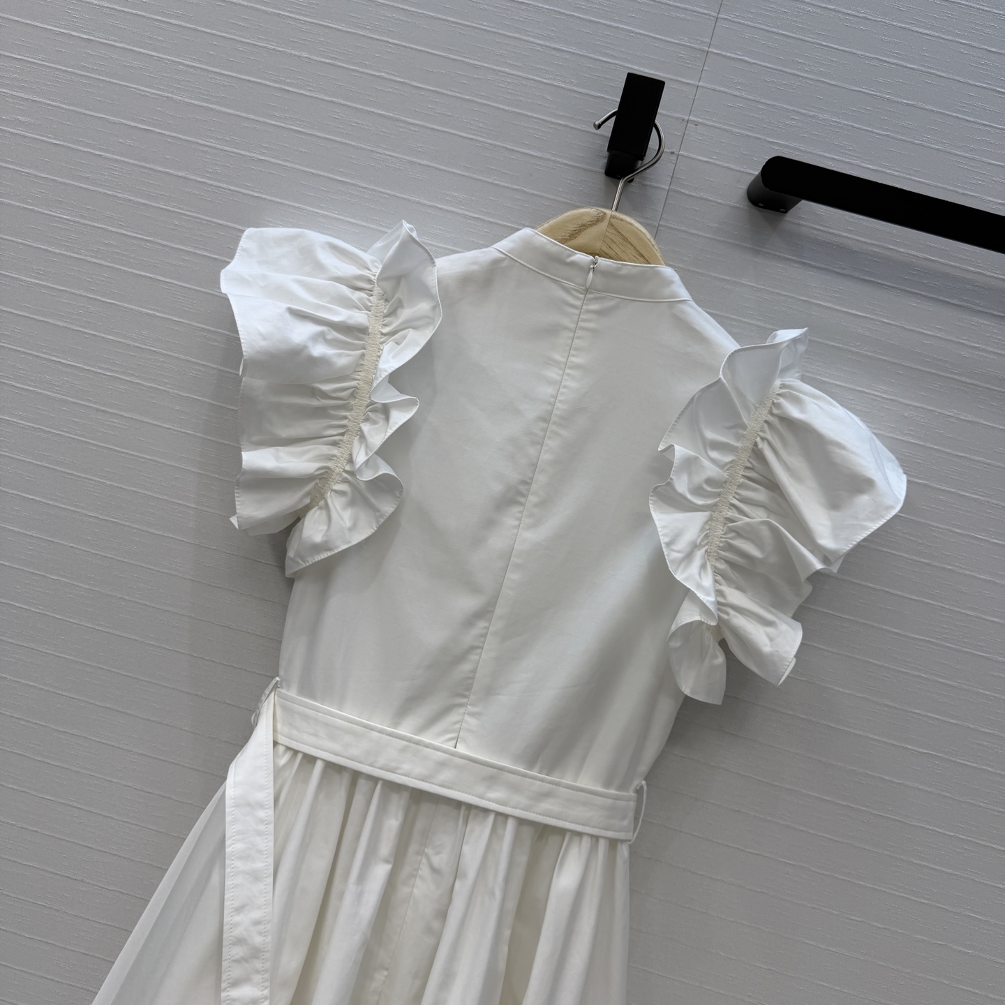 强烈推荐❤️Dio*新品荷叶边立领长裙❤️定位褶皱花边飞袖，复古宫廷风可甜可盐气质上身美到没朋友！收腰大