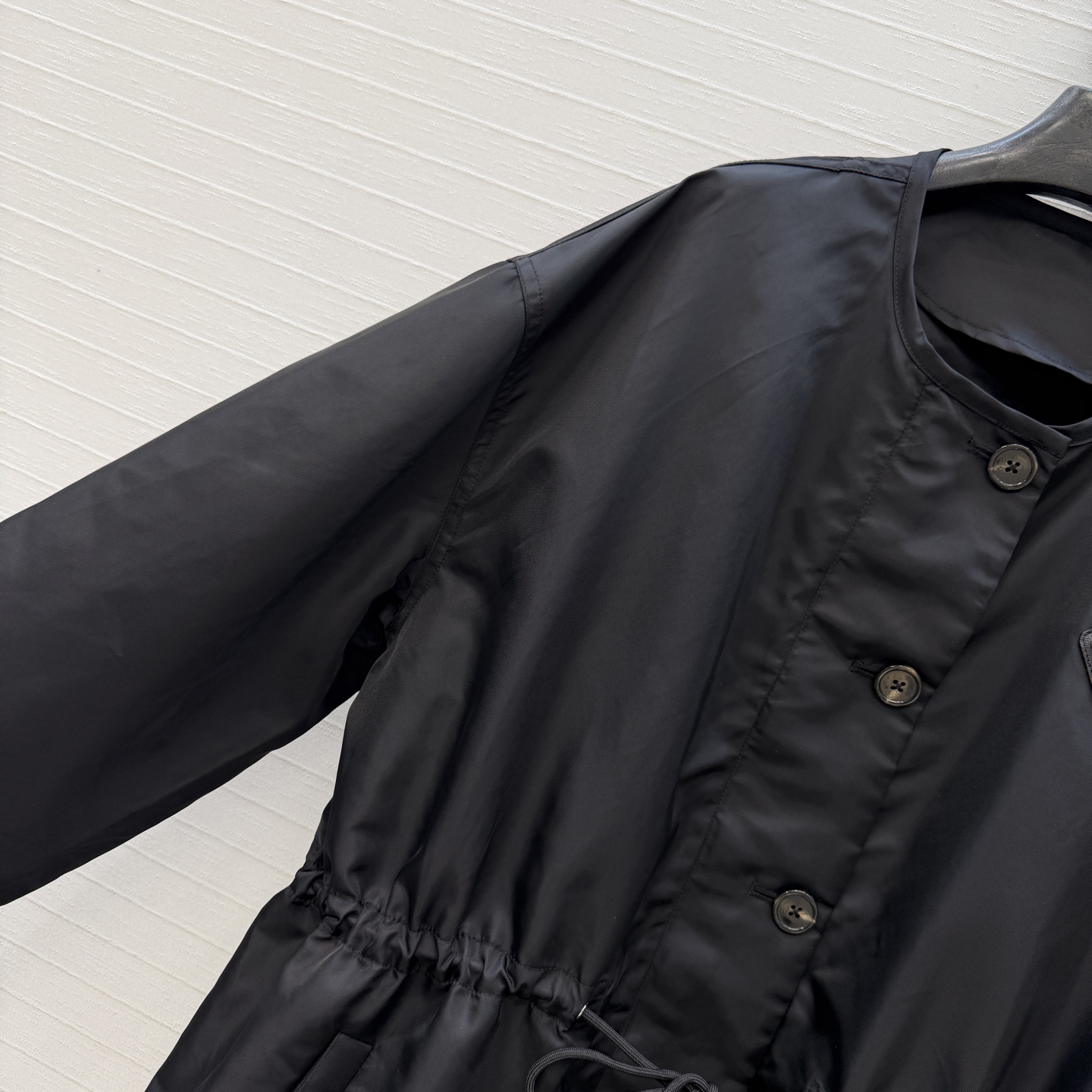 强烈推荐❤️PR新品尼龙拉链单排扣长款外套！宽松版型抽绳收腰可调节设计。可甜可盐减龄时髦又帅气！经典不挑