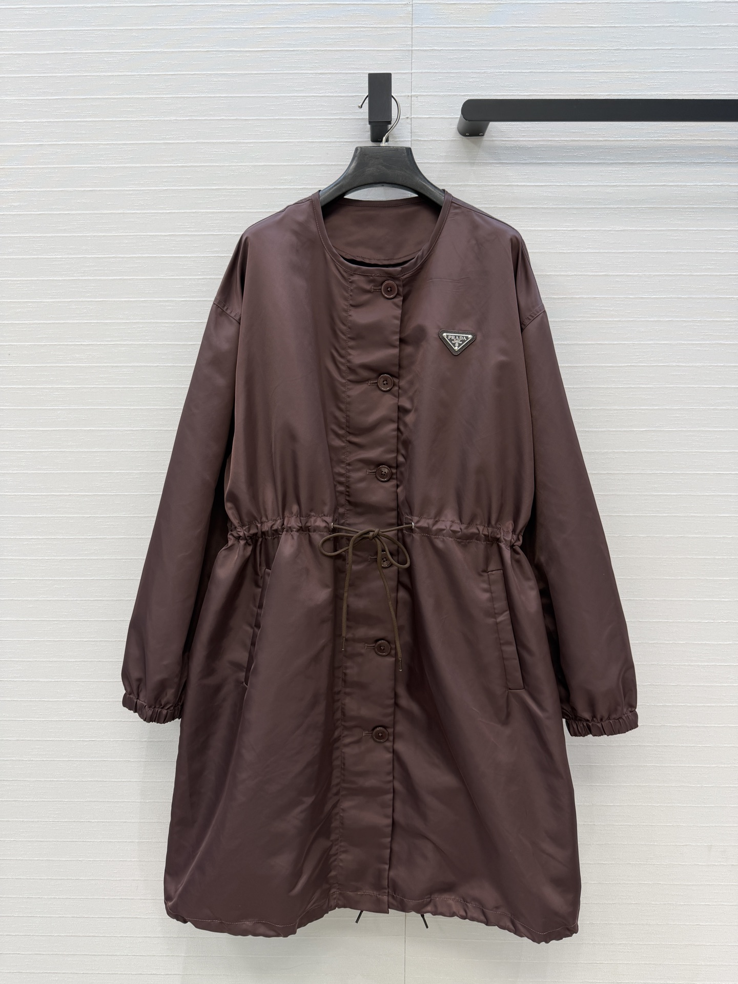 NO:723821,Highly recommend PR’s new nylon zipper single-breasted long coat!  Loose-fitting drawstring waist and adjustable design. It can be sweet or salty to reduce age, fashionable and handsome!  The classic and unflattering silhouette makes your upper body look slimmer!  A must-have for Bai Fumei!  Two colors and three sizes, big order coming over!  Size S, dropped shoulders, bust 130, length 94..., Prada-clothing, prada, jackets & coats,19860909强烈推荐PR新品尼龙拉链单排扣长款外套！宽松版型抽绳收腰可调节设计.可甜可盐减龄时髦又帅气！经典不挑人版型上身巨显瘦！白富美必备！两色3码,大单子甩过来！S码,落肩,胸围130,衣长94..,普拉达-服装,prada,jackets & coats,,Women's clothing