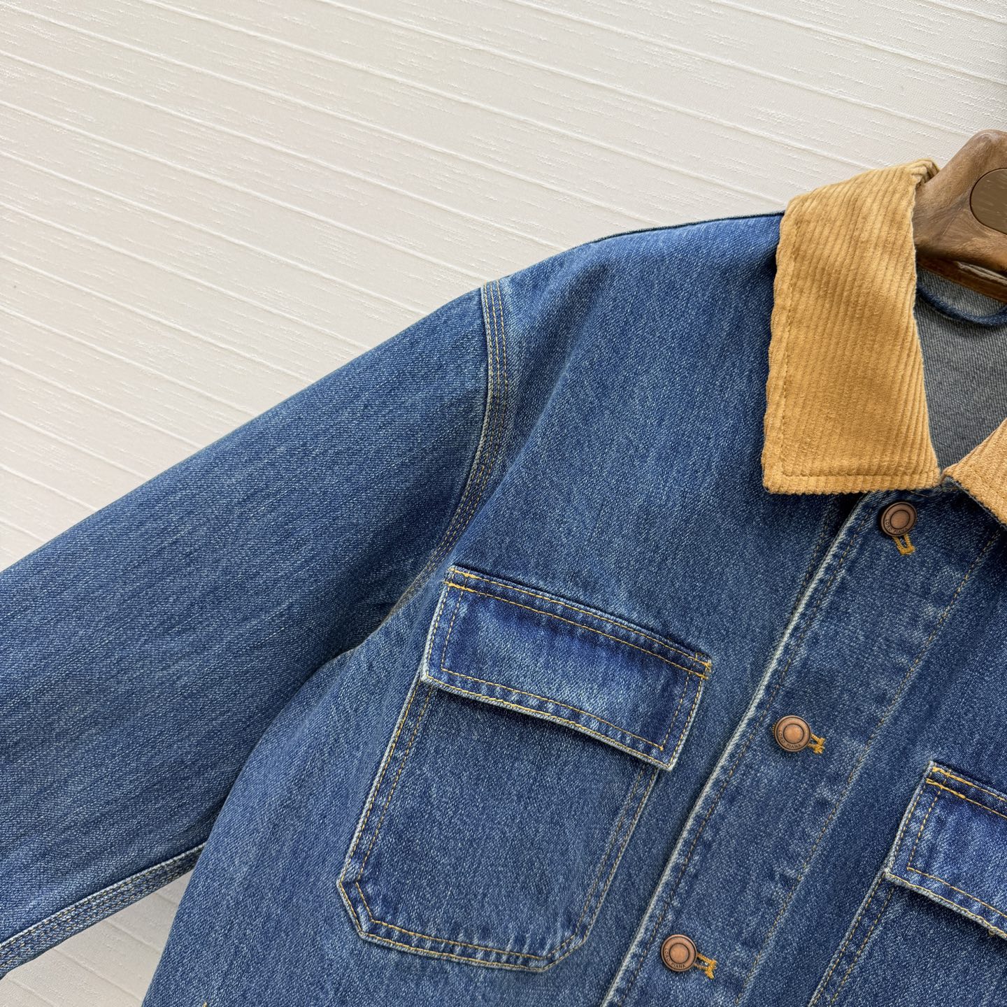 强烈推荐❤️Lp老钱风氛围感户外夹克牛仔外套。原浆复古水洗蓝牛仔。经典拼接灯芯绒翻领夹克帅气又时髦！进口