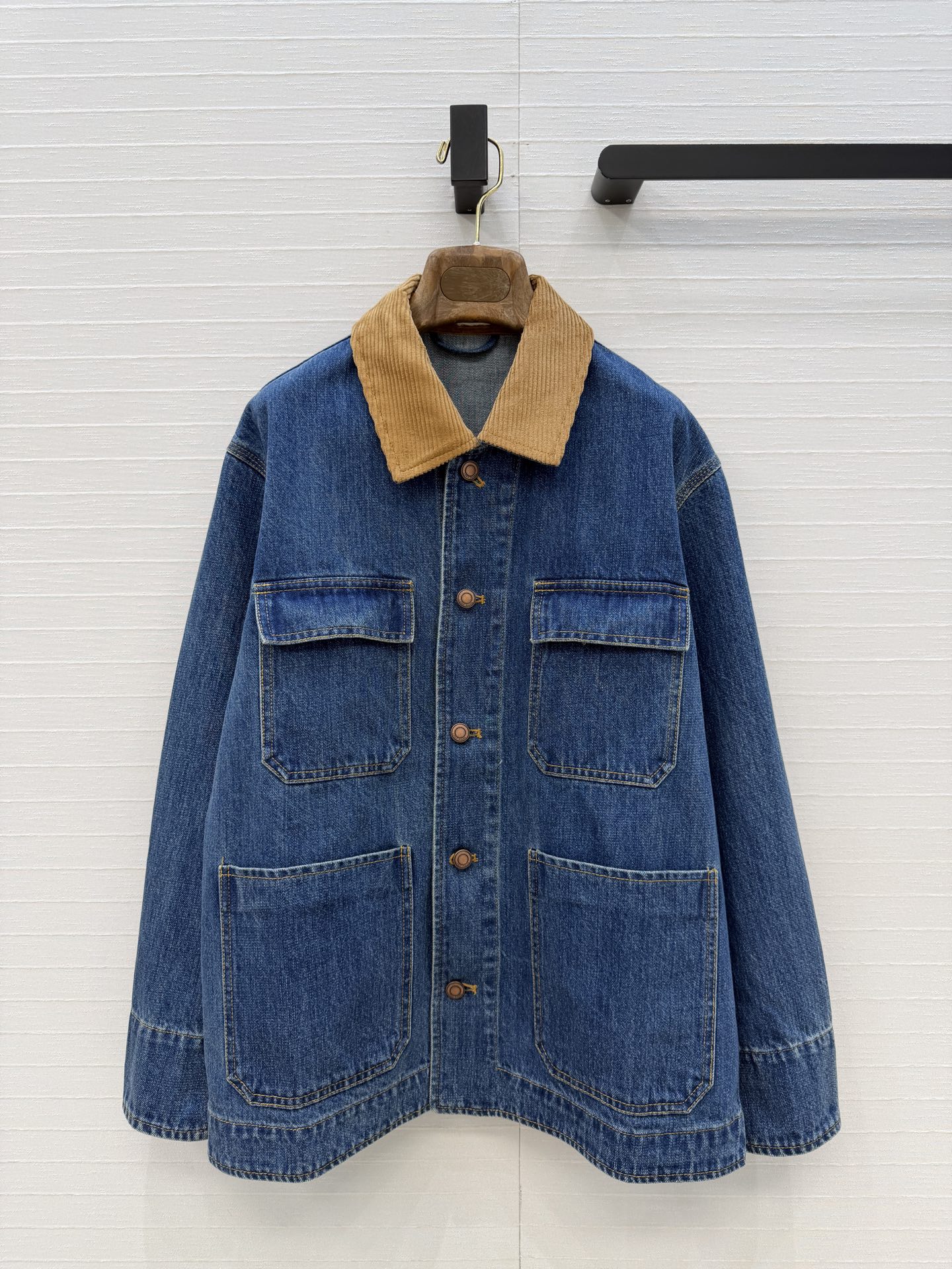 NO:723812,Highly recommend the Lp old-money style outdoor denim jacket. Original puree retro washed blue denim. The classic spliced ​​corduroy lapel jacket is handsome and fashionable!  Imported pure cotton denim fabric has a comfortable texture. The classic three-pocket H version is versatile and does not pick on the upper body. It is decorated with metal buckles. The quality of workmanship depends on the details. Available in one color in 3 sizes, S size, dropped shoulders, bust 102, length 66,., women's clothing, loro piana, jackets & coats, jackets & coats,19860909强烈推荐Lp老钱风氛围感户外夹克牛仔外套.原浆复古水洗蓝牛仔.经典拼接灯芯绒翻领夹克帅气又时髦！进口纯棉牛仔面料质感舒适.经典三口袋H版型百搭不挑人上身,金属扣装饰,做工品质看细节,现货一色3码,S码,落肩,胸围102,衣长66,.,女装,loro piana,jackets & coats,jackets & coats,,Women's clothing