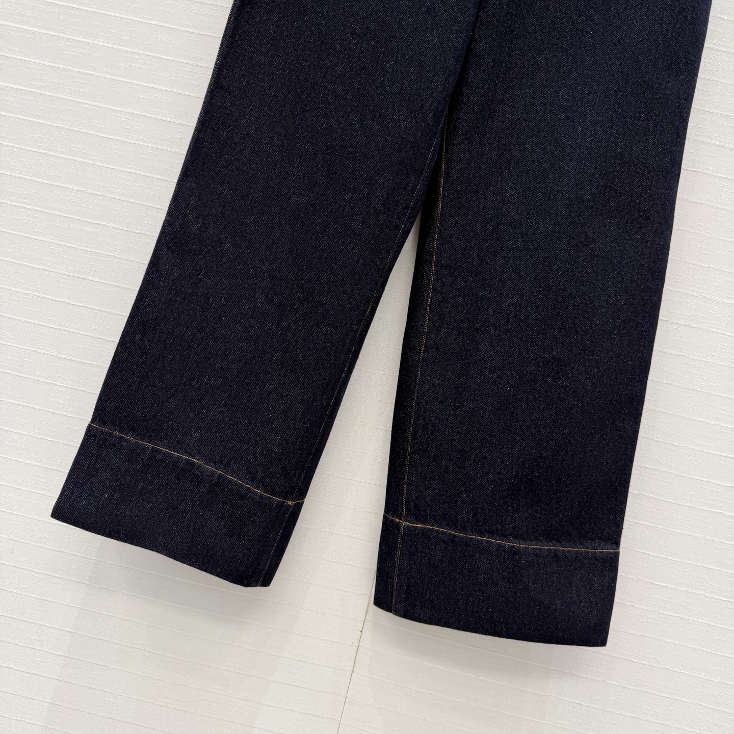 强烈推荐❤️BC深蓝色休闲工装风牛仔裤！宽直筒九分裤 后腰铜链装饰极简主义设计奢华不简，简单粗暴百搭，高