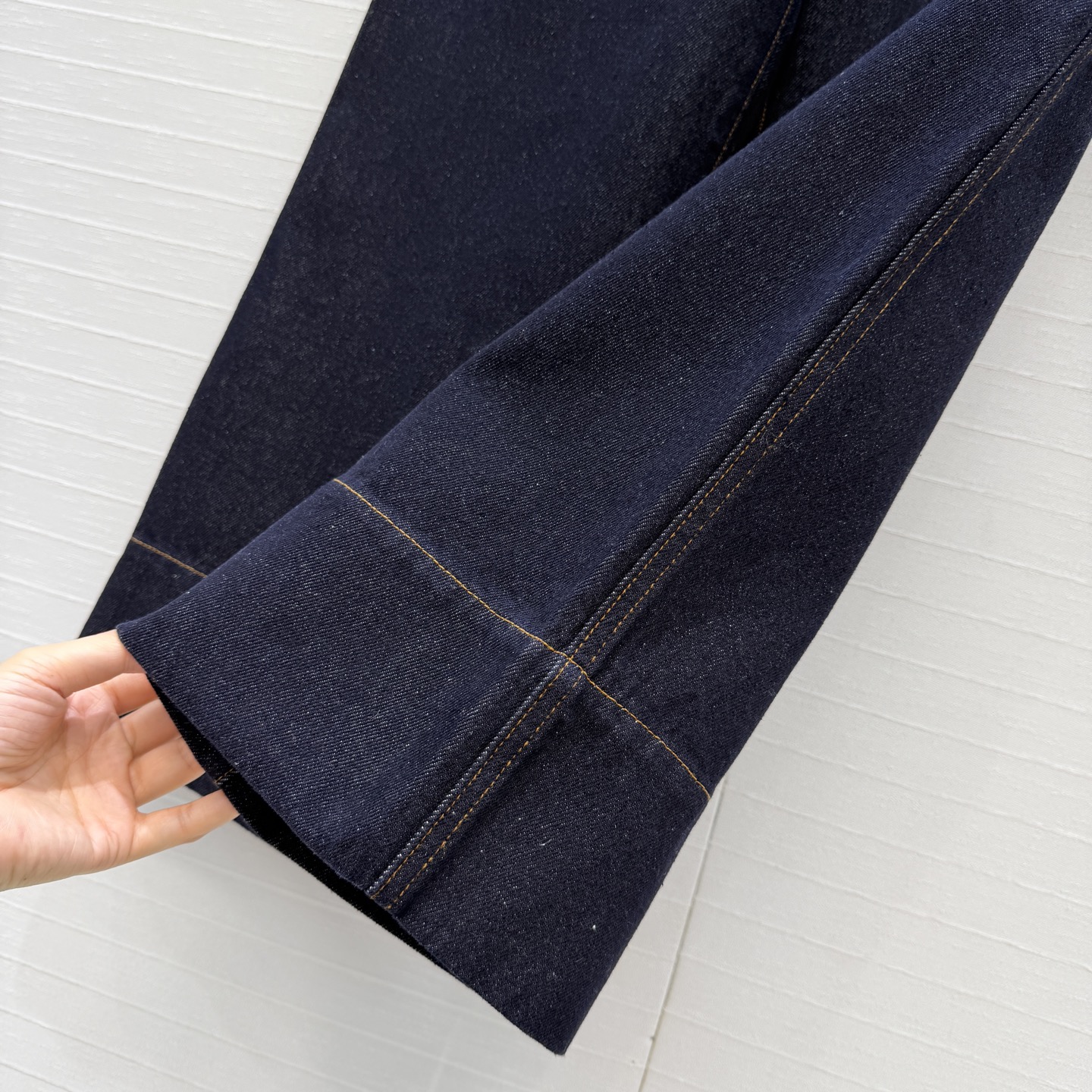 强烈推荐❤️BC深蓝色休闲工装风牛仔裤！宽直筒九分裤 后腰铜链装饰极简主义设计奢华不简，简单粗暴百搭，高