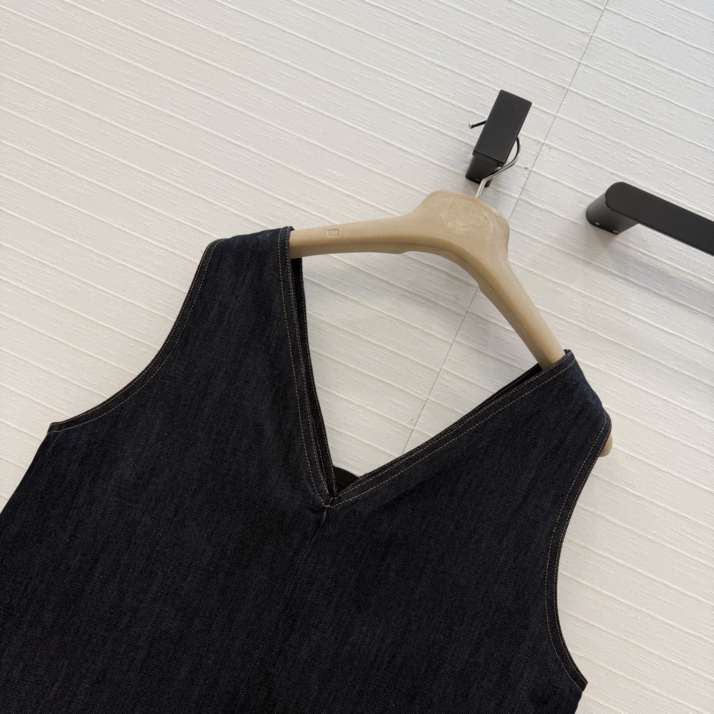 强烈推荐❤️Bc新品原色牛仔背心裙，V领铜链装饰 经典H版型极简主义设计奢华不简，单穿 叠搭T恤 衬衫都