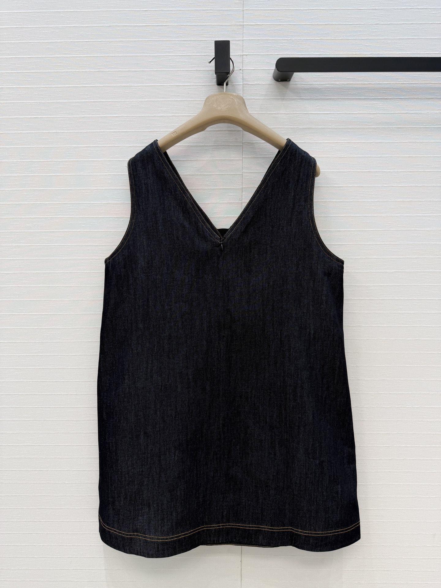 强烈推荐❤️Bc新品原色牛仔背心裙，V领铜链装饰 经典H版型极简主义设计奢华不简，单穿 叠搭T恤 衬衫都