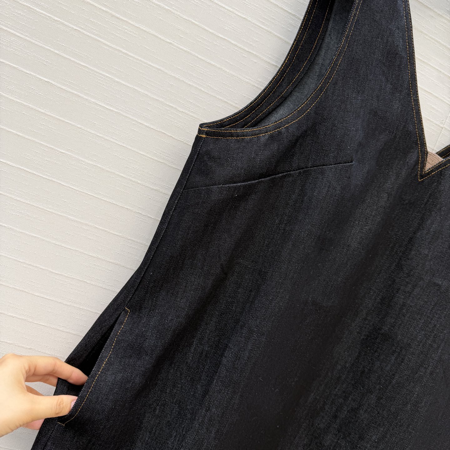 强烈推荐❤️Bc新品原色牛仔背心裙，V领铜链装饰 经典H版型极简主义设计奢华不简，单穿 叠搭T恤 衬衫都