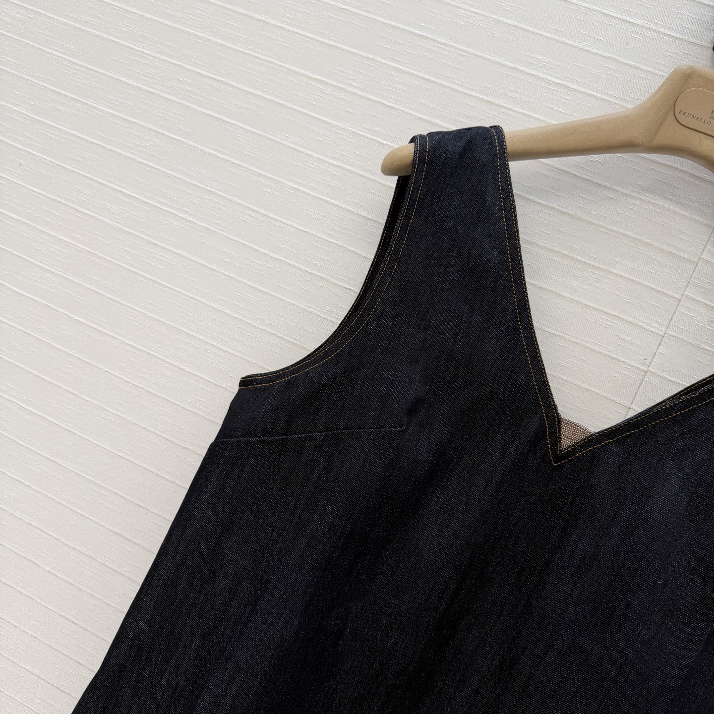 强烈推荐❤️Bc新品原色牛仔背心裙，V领铜链装饰 经典H版型极简主义设计奢华不简，单穿 叠搭T恤 衬衫都