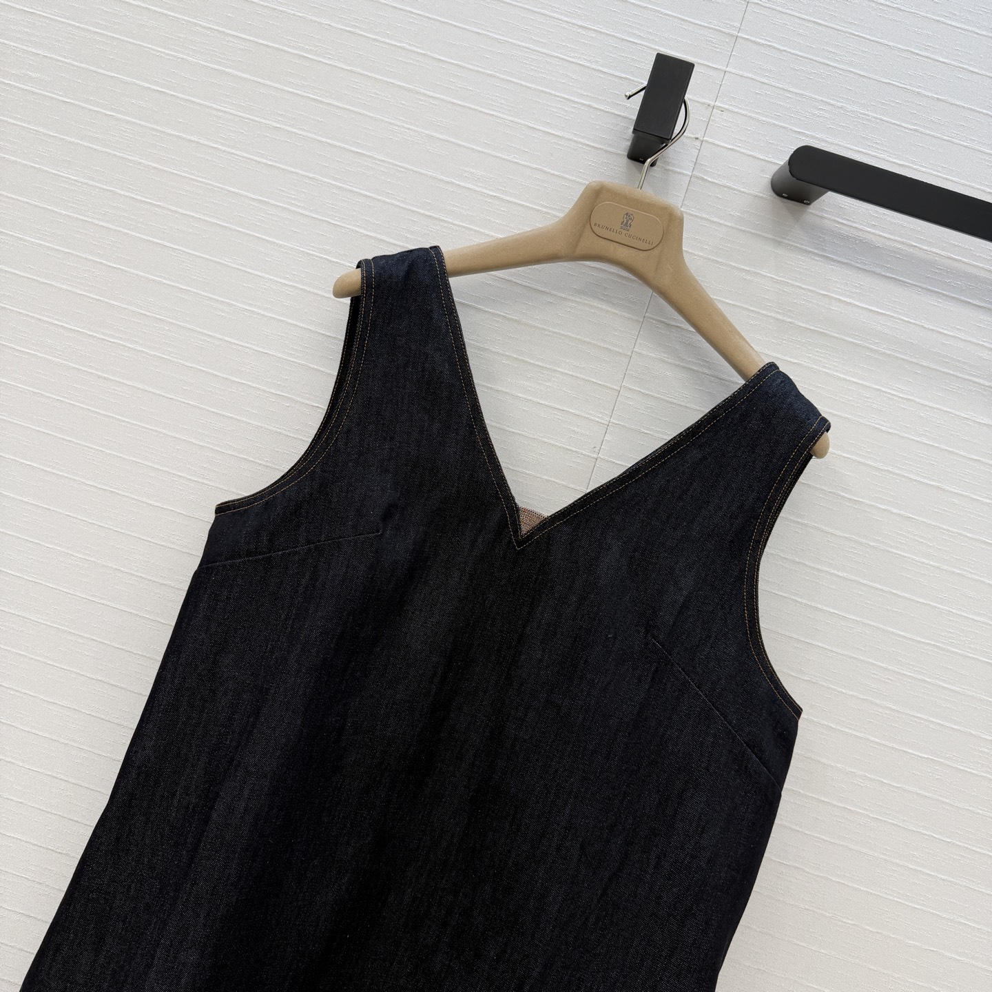 强烈推荐❤️Bc新品原色牛仔背心裙，V领铜链装饰 经典H版型极简主义设计奢华不简，单穿 叠搭T恤 衬衫都