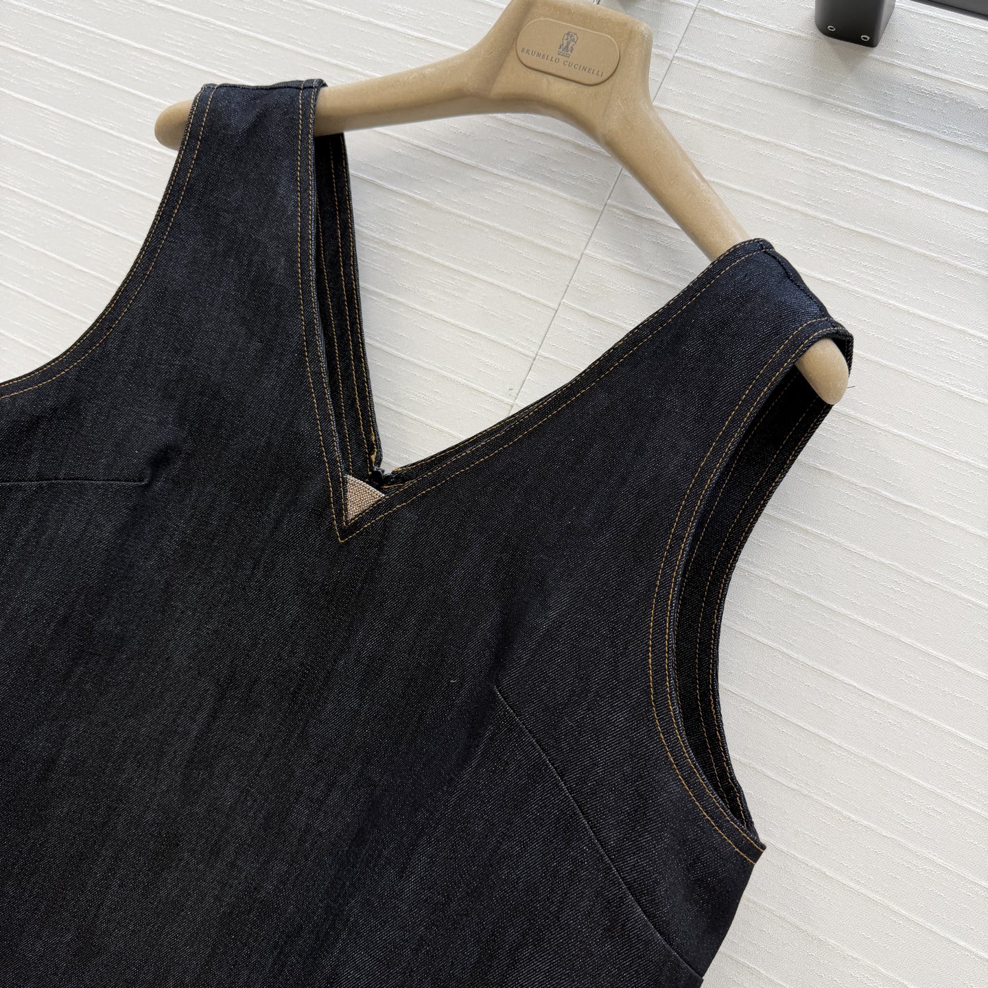 强烈推荐❤️Bc新品原色牛仔背心裙，V领铜链装饰 经典H版型极简主义设计奢华不简，单穿 叠搭T恤 衬衫都