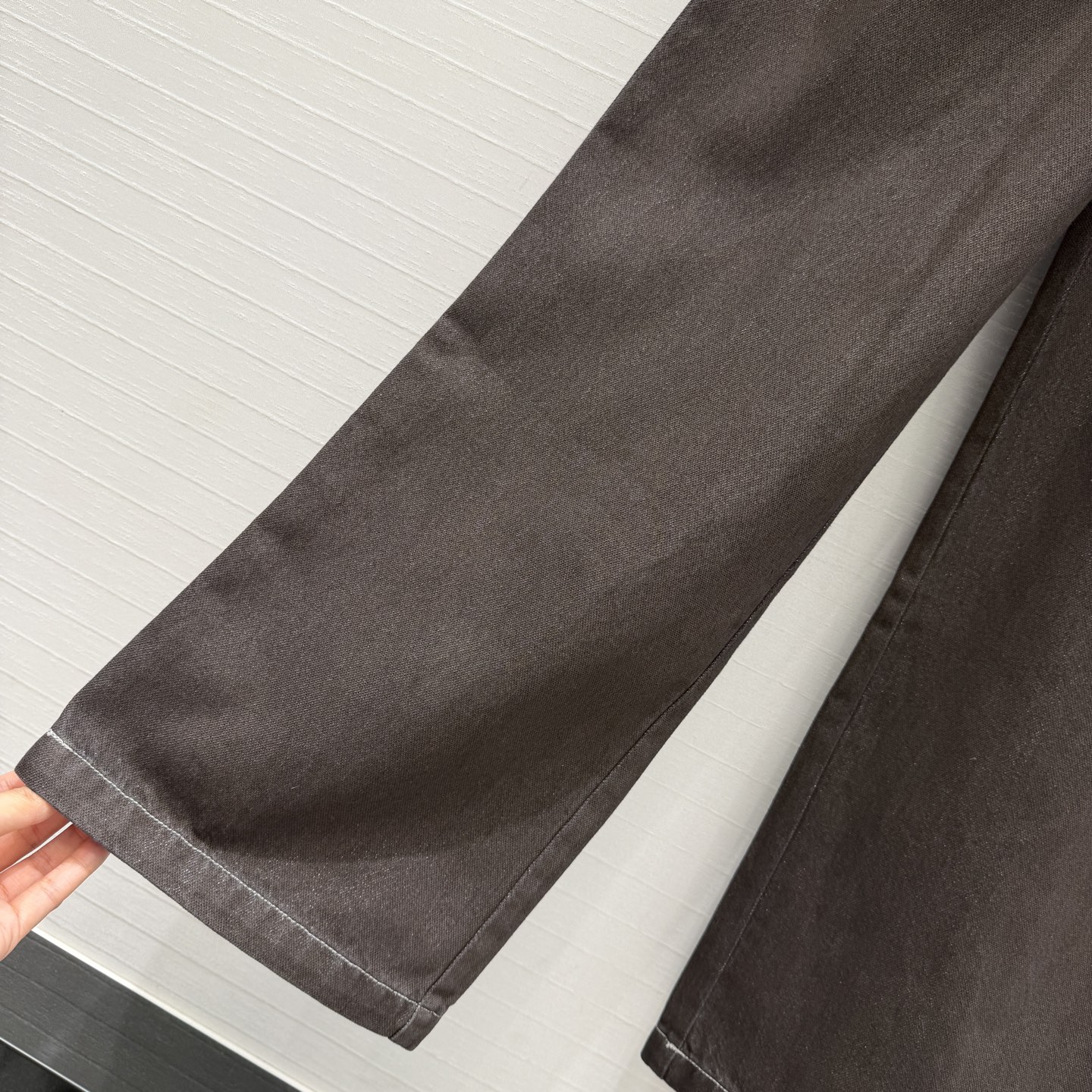 强烈推荐❤️Bc新品老钱风工装连体裤，深棕色调细闪纯棉牛仔面料，松紧腰直筒裤版型；铜链装饰极简主义设计奢