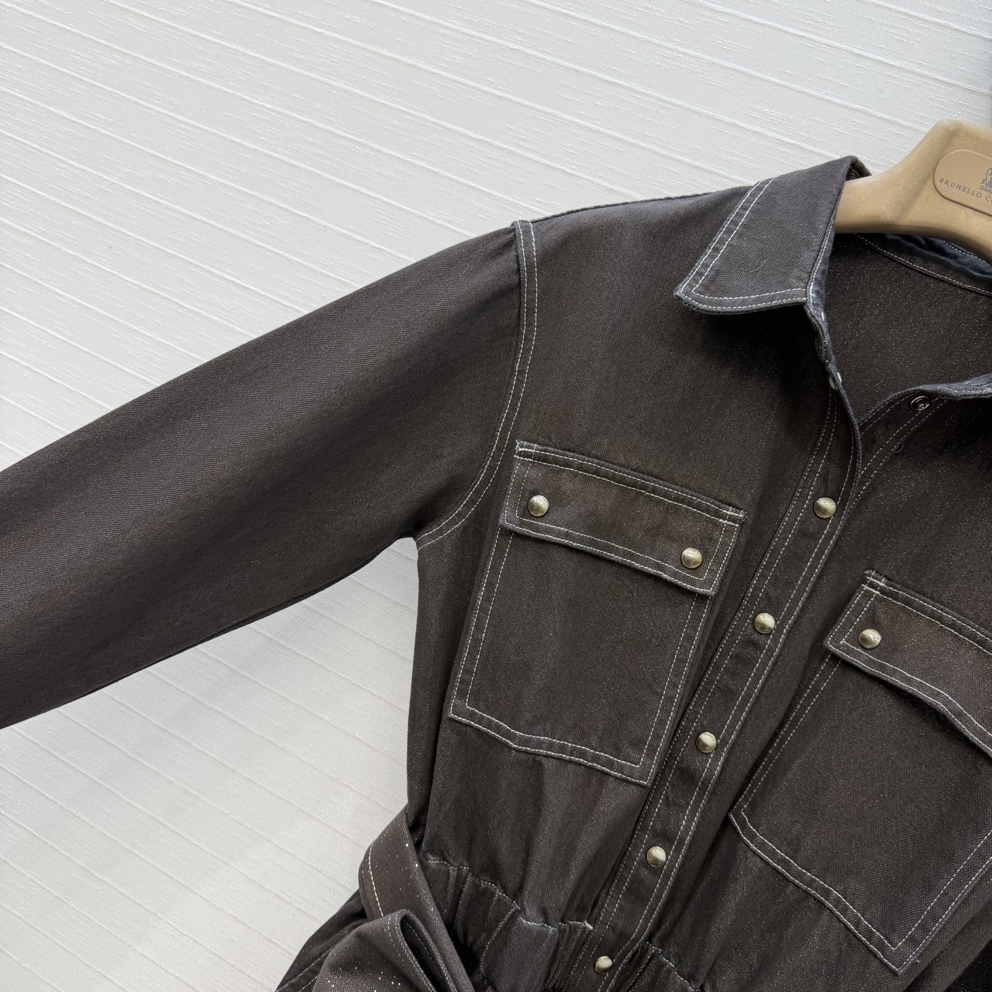 强烈推荐❤️Bc新品老钱风工装连体裤，深棕色调细闪纯棉牛仔面料，松紧腰直筒裤版型；铜链装饰极简主义设计奢