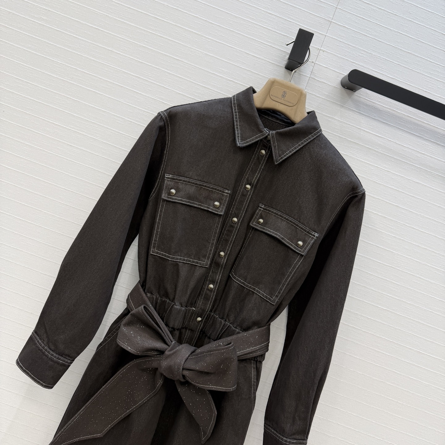 强烈推荐❤️Bc新品老钱风工装连体裤，深棕色调细闪纯棉牛仔面料，松紧腰直筒裤版型；铜链装饰极简主义设计奢