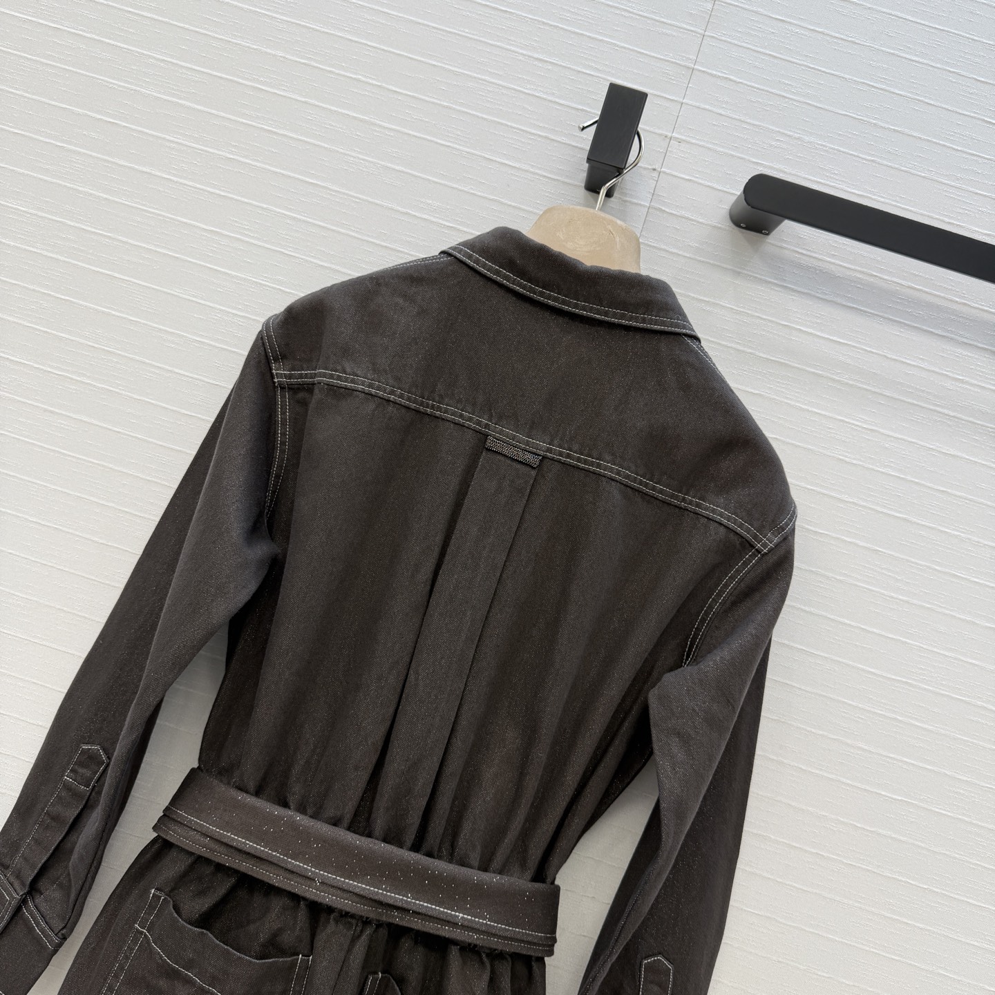 强烈推荐❤️Bc新品老钱风工装连体裤，深棕色调细闪纯棉牛仔面料，松紧腰直筒裤版型；铜链装饰极简主义设计奢