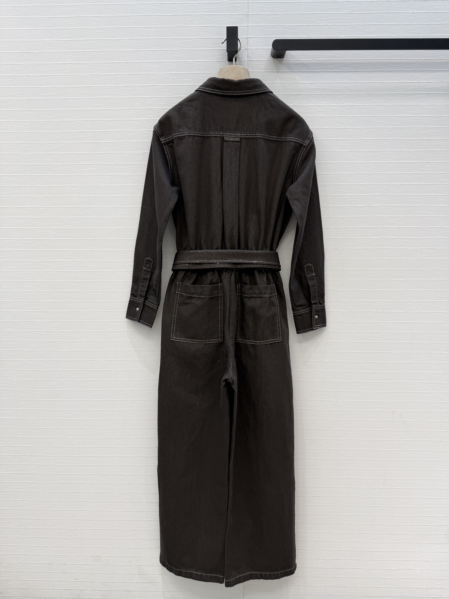 强烈推荐❤️Bc新品老钱风工装连体裤，深棕色调细闪纯棉牛仔面料，松紧腰直筒裤版型；铜链装饰极简主义设计奢