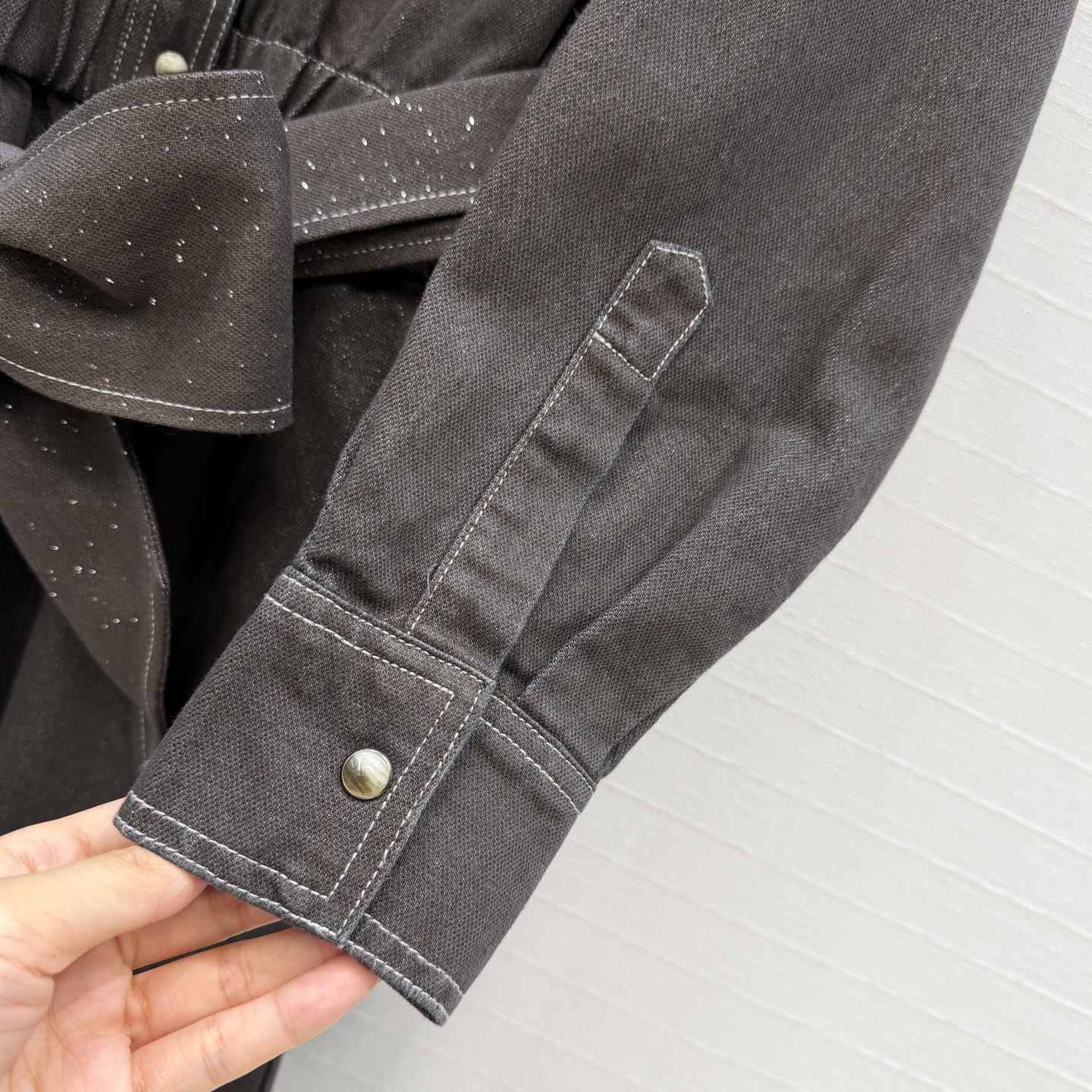 强烈推荐❤️Bc新品老钱风工装连体裤，深棕色调细闪纯棉牛仔面料，松紧腰直筒裤版型；铜链装饰极简主义设计奢