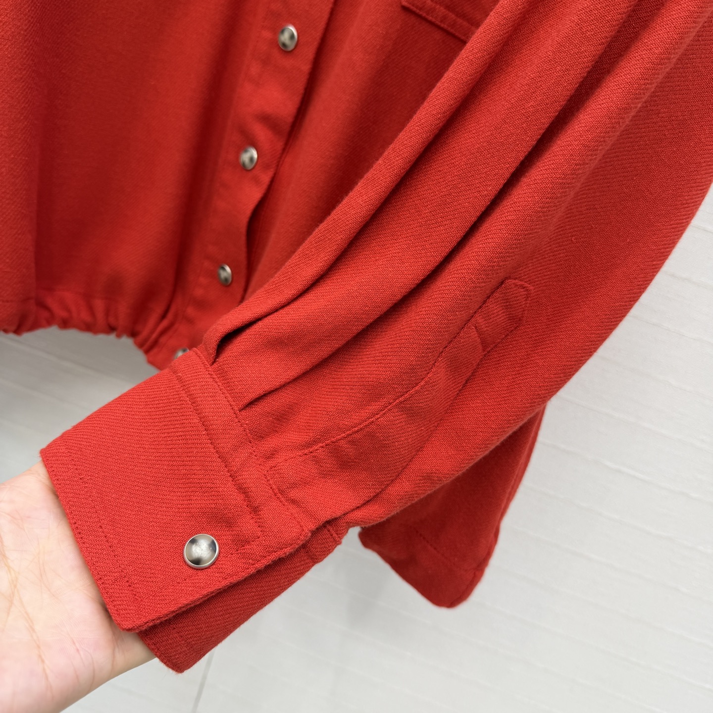 高端品质❤️26早春新品，BC长期亚麻夹克衬衫外套。下摆可调节设计轻松演绎慵懒随性的高级单品。定制木调金