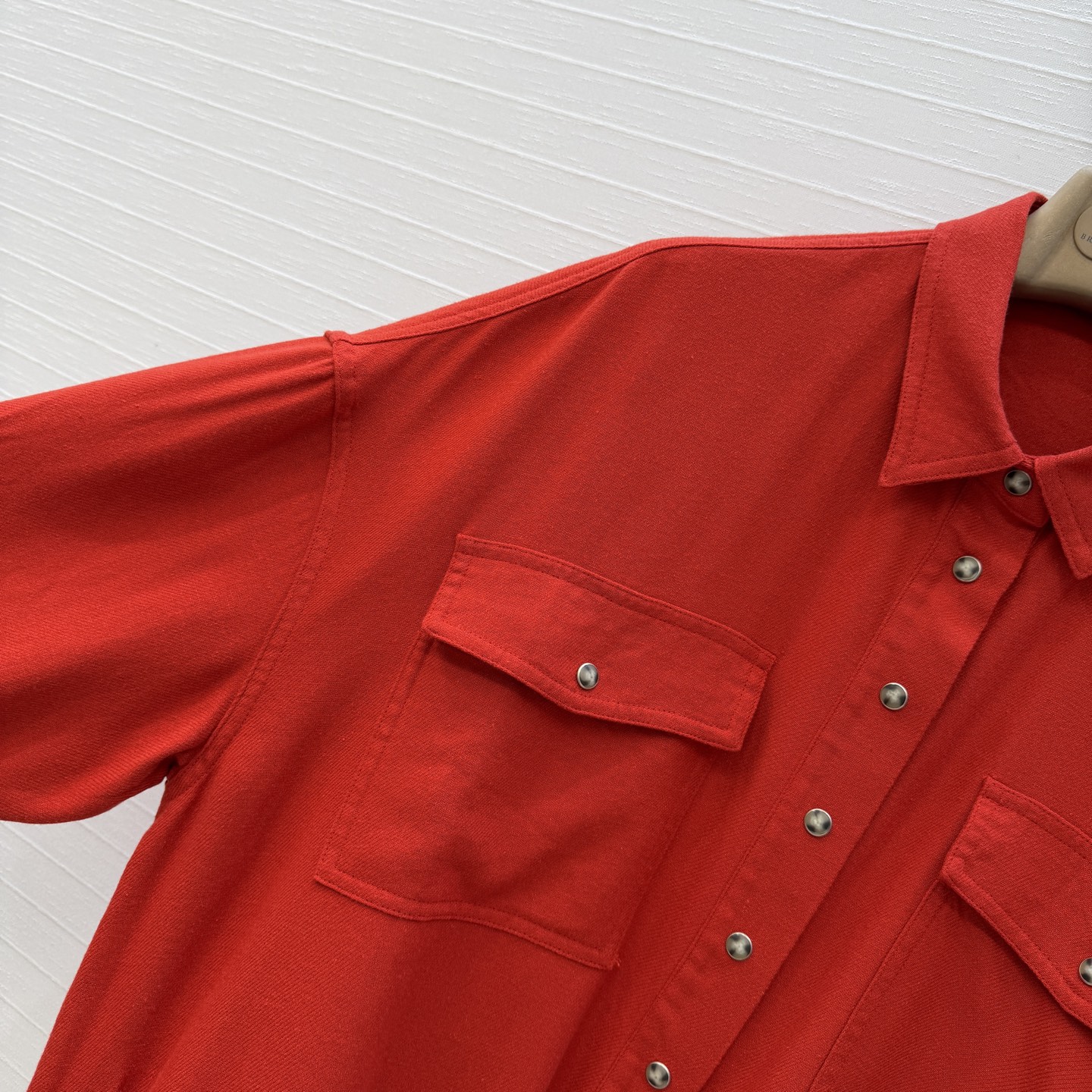 高端品质❤️26早春新品，BC长期亚麻夹克衬衫外套。下摆可调节设计轻松演绎慵懒随性的高级单品。定制木调金