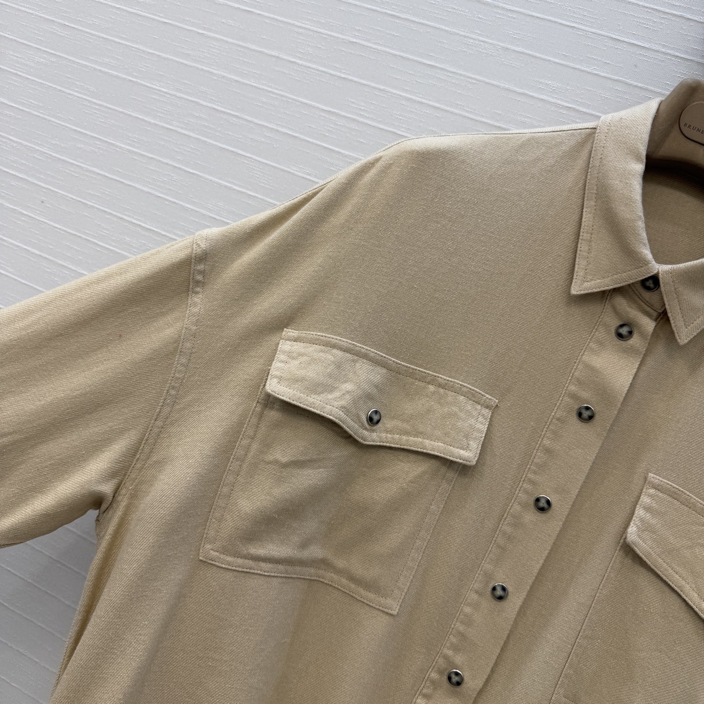 高端品质❤️26早春新品，BC长期亚麻夹克衬衫外套。下摆可调节设计轻松演绎慵懒随性的高级单品。定制木调金