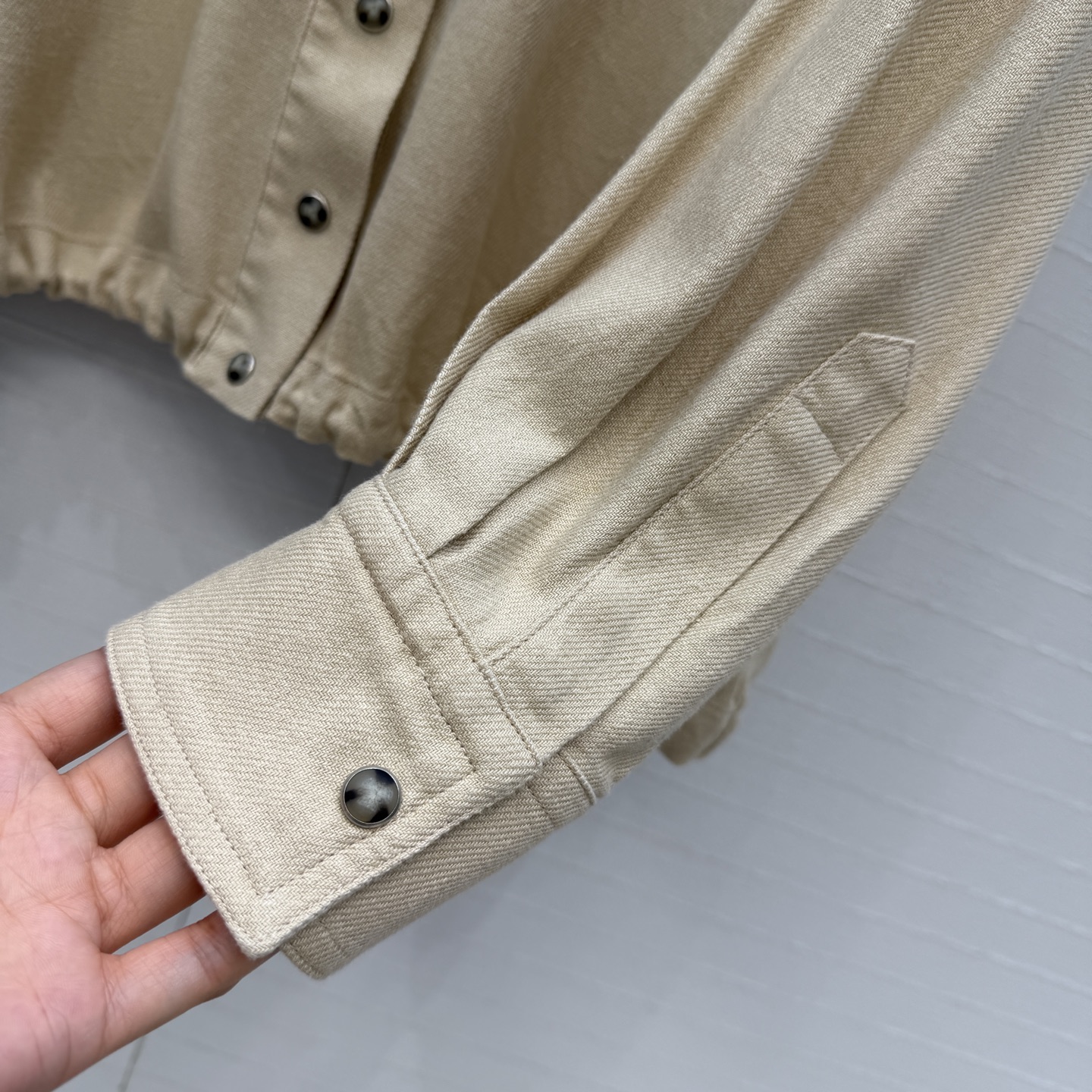 高端品质❤️26早春新品，BC长期亚麻夹克衬衫外套。下摆可调节设计轻松演绎慵懒随性的高级单品。定制木调金