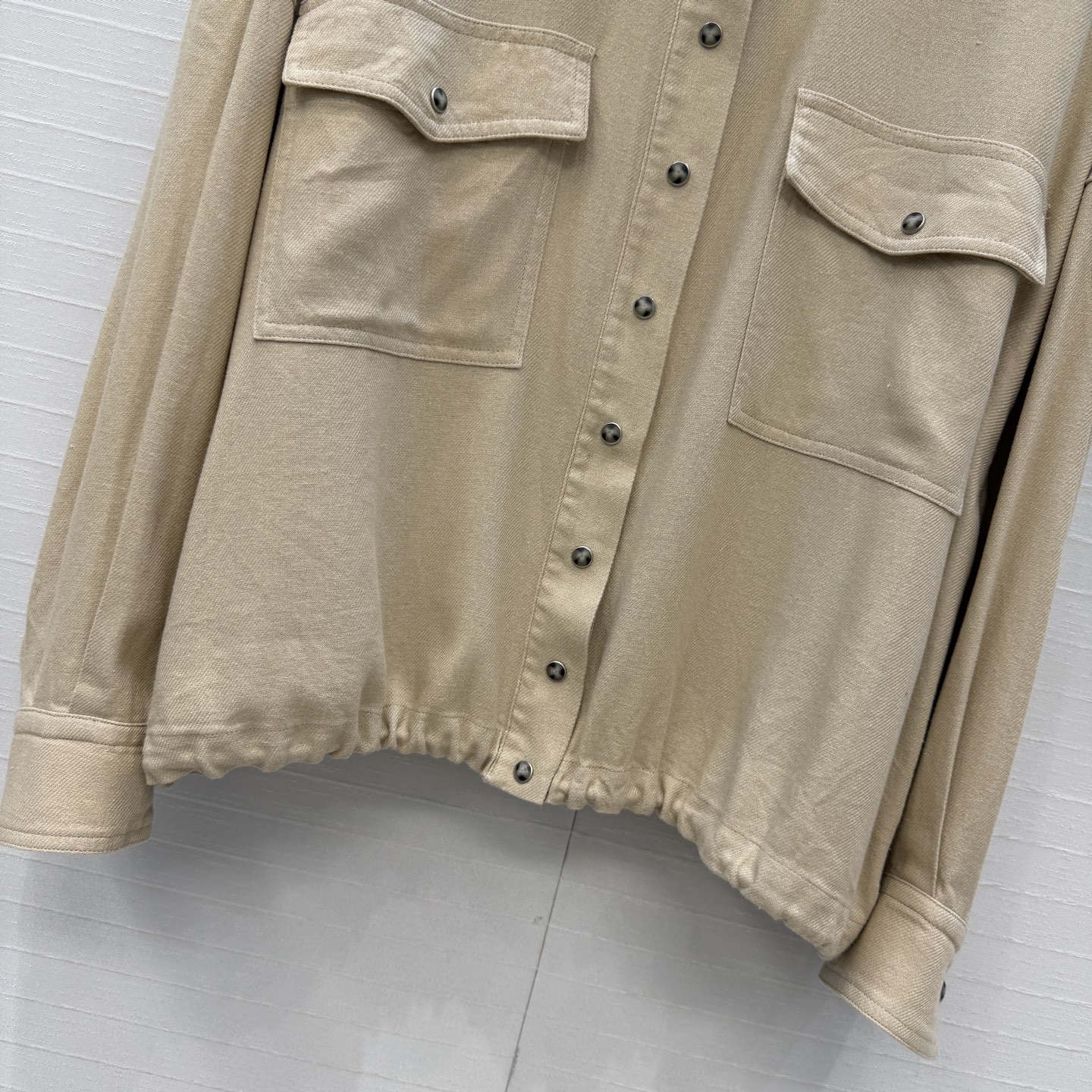 高端品质❤️26早春新品，BC长期亚麻夹克衬衫外套。下摆可调节设计轻松演绎慵懒随性的高级单品。定制木调金