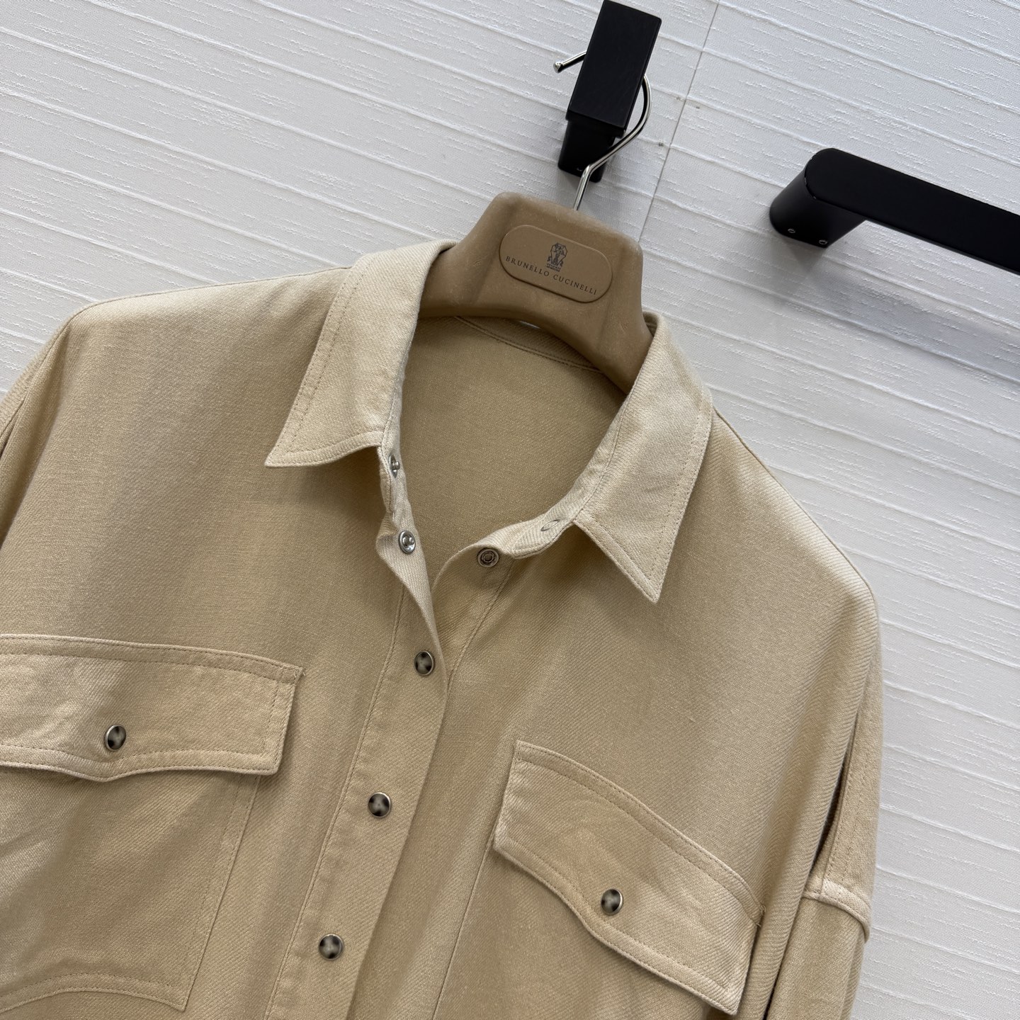 高端品质❤️26早春新品，BC长期亚麻夹克衬衫外套。下摆可调节设计轻松演绎慵懒随性的高级单品。定制木调金