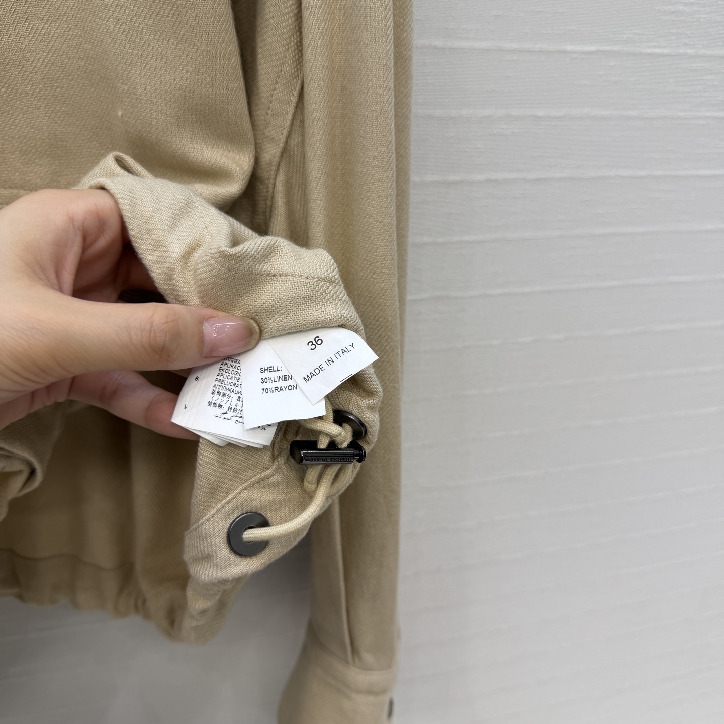 高端品质❤️26早春新品，BC长期亚麻夹克衬衫外套。下摆可调节设计轻松演绎慵懒随性的高级单品。定制木调金