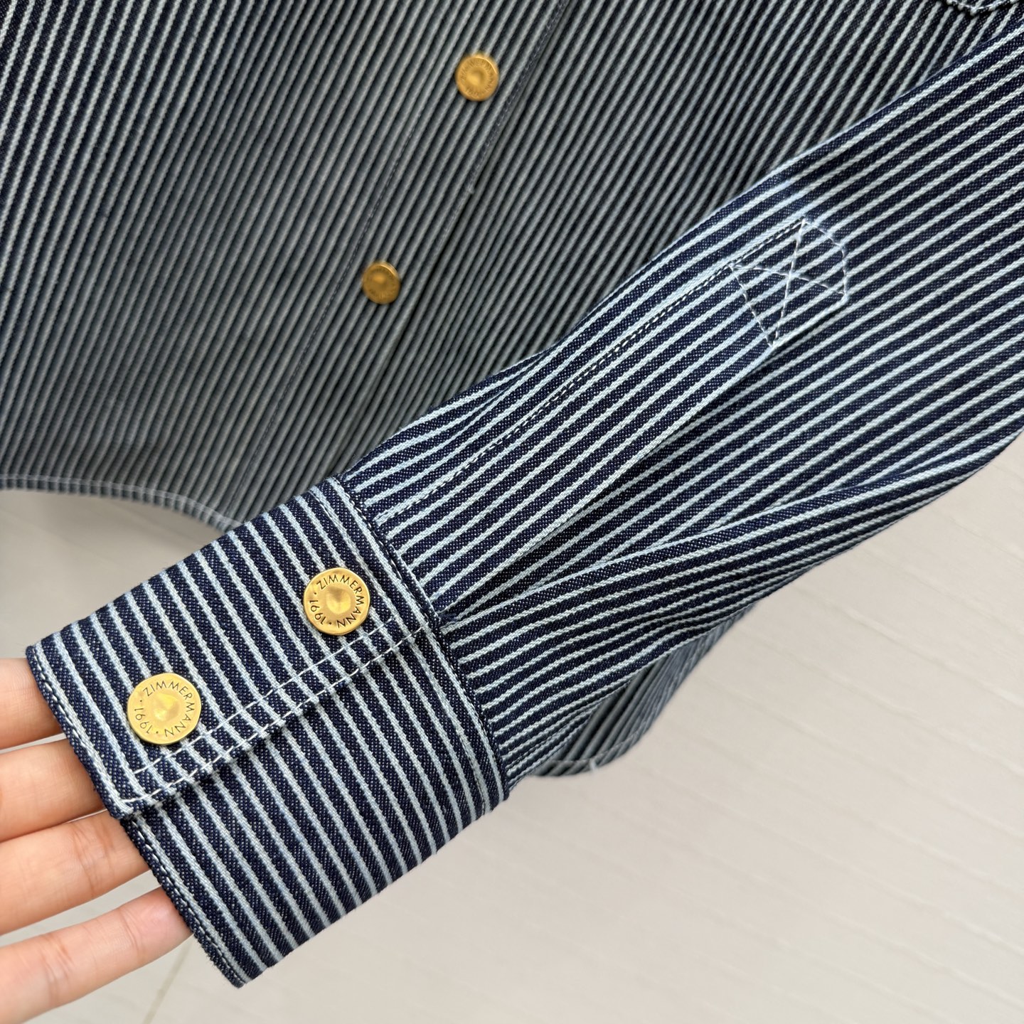 爆单推荐❤️Zm*26早春新品 条纹衬衫外套，复古金属扣装饰，工装风双口袋设计宽松版型，轻奢又休闲帅气不