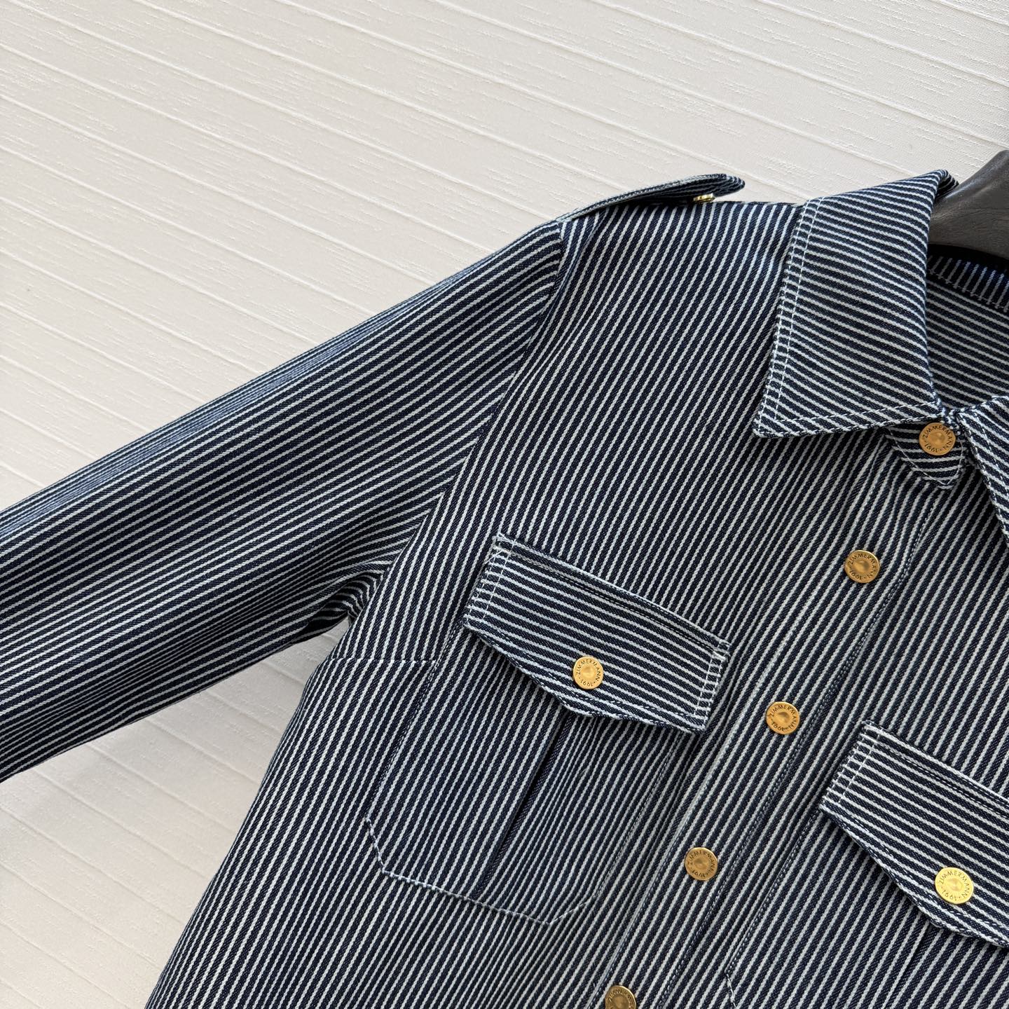 爆单推荐❤️Zm*26早春新品 条纹衬衫外套，复古金属扣装饰，工装风双口袋设计宽松版型，轻奢又休闲帅气不