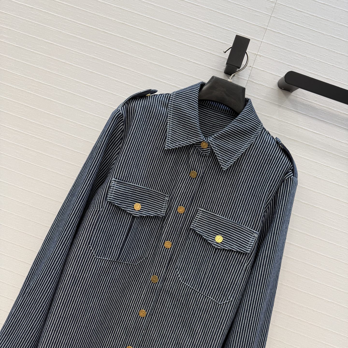 爆单推荐❤️Zm*26早春新品 条纹衬衫外套，复古金属扣装饰，工装风双口袋设计宽松版型，轻奢又休闲帅气不