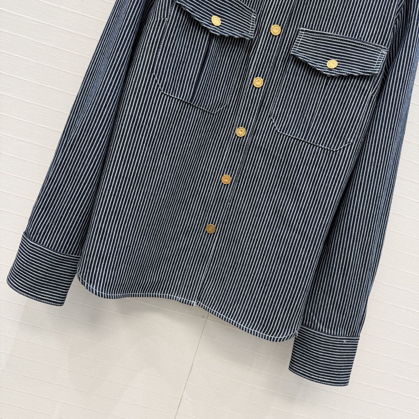 爆单推荐❤️Zm*26早春新品 条纹衬衫外套，复古金属扣装饰，工装风双口袋设计宽松版型，轻奢又休闲帅气不
