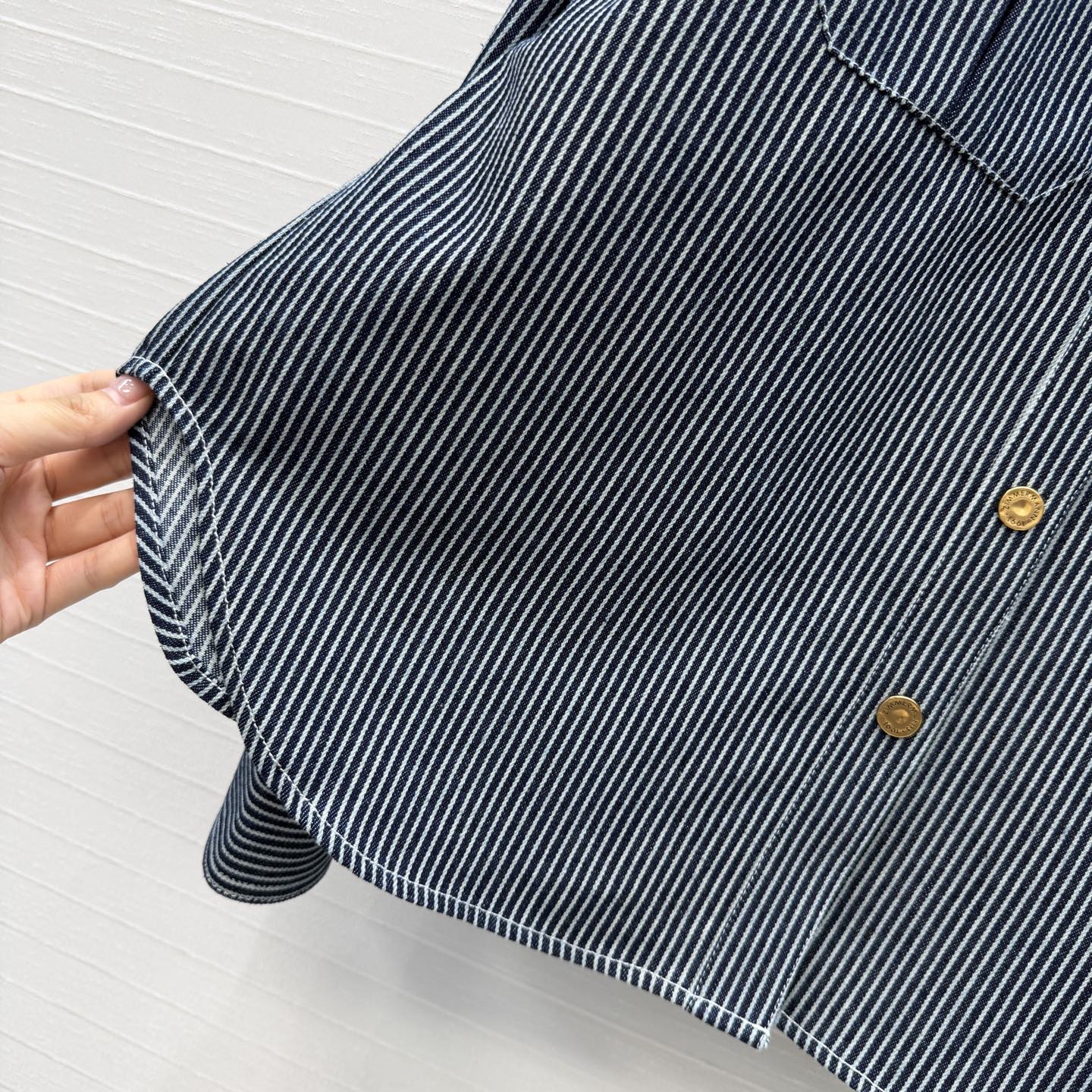 爆单推荐❤️Zm*26早春新品 条纹衬衫外套，复古金属扣装饰，工装风双口袋设计宽松版型，轻奢又休闲帅气不