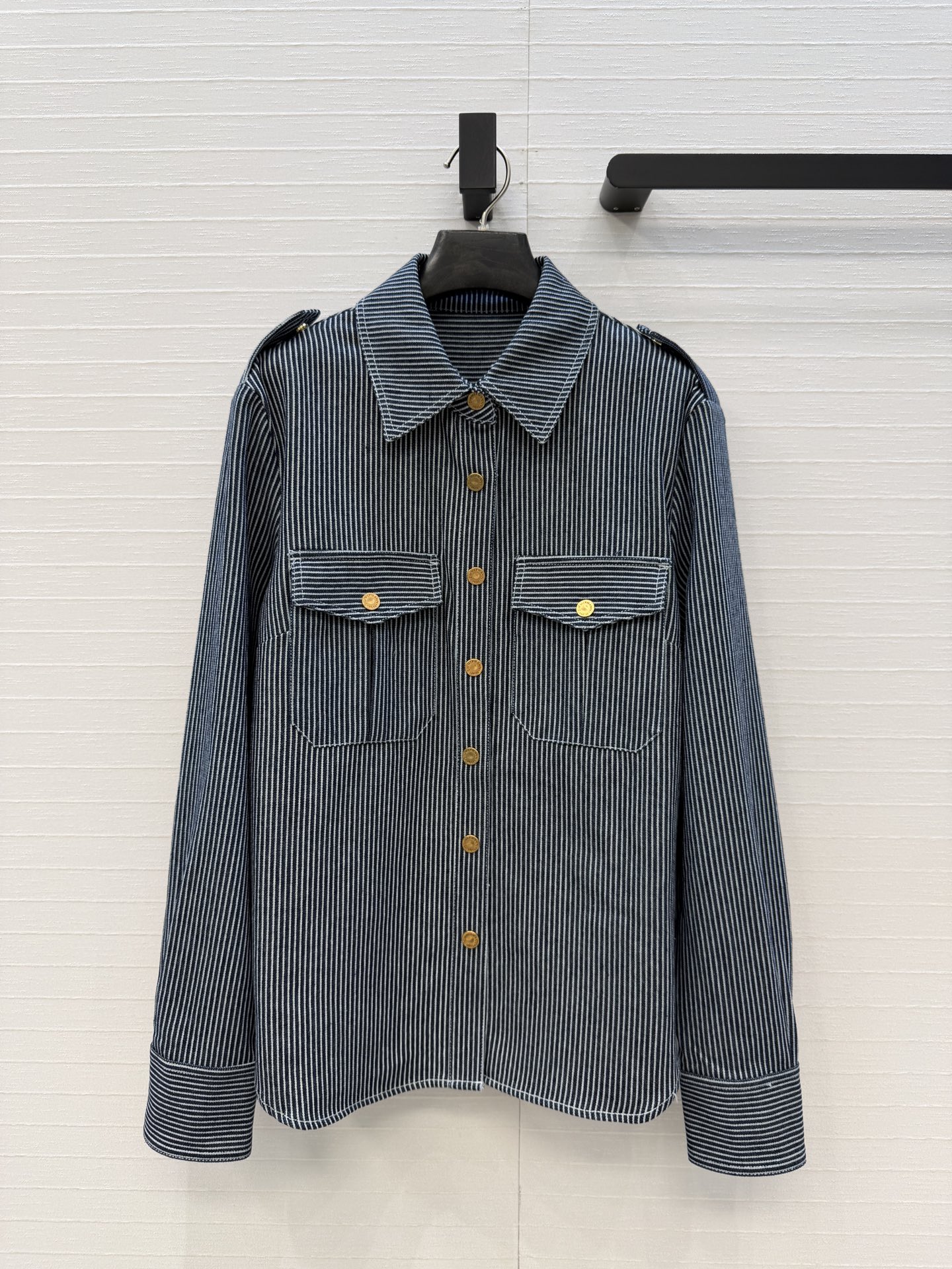 爆单推荐❤️Zm*26早春新品 条纹衬衫外套，复古金属扣装饰，工装风双口袋设计宽松版型，轻奢又休闲帅气不