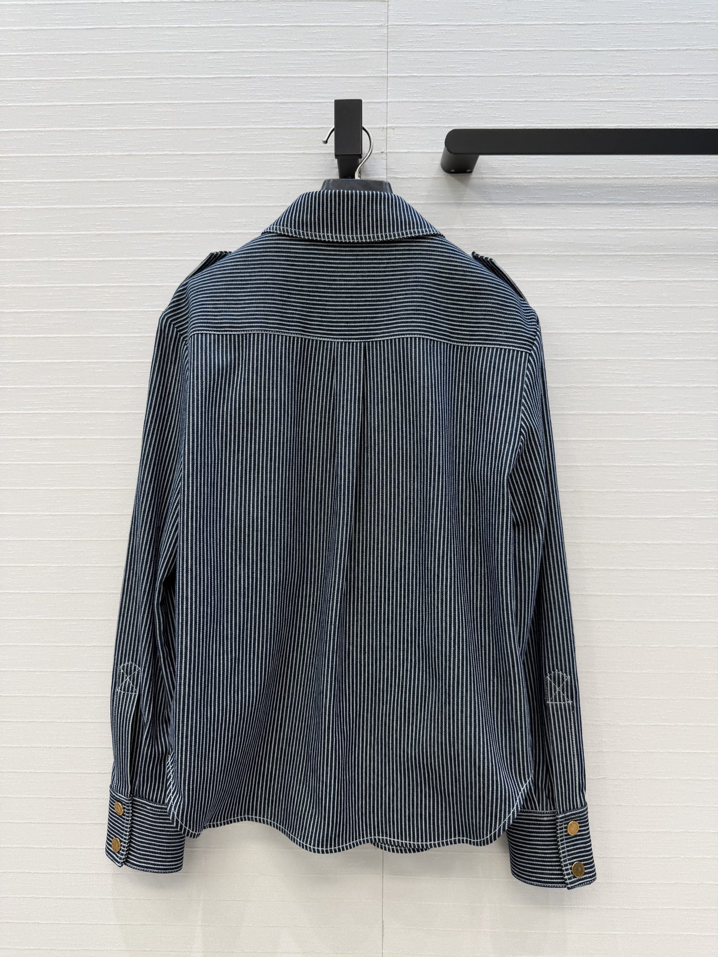 爆单推荐❤️Zm*26早春新品 条纹衬衫外套，复古金属扣装饰，工装风双口袋设计宽松版型，轻奢又休闲帅气不