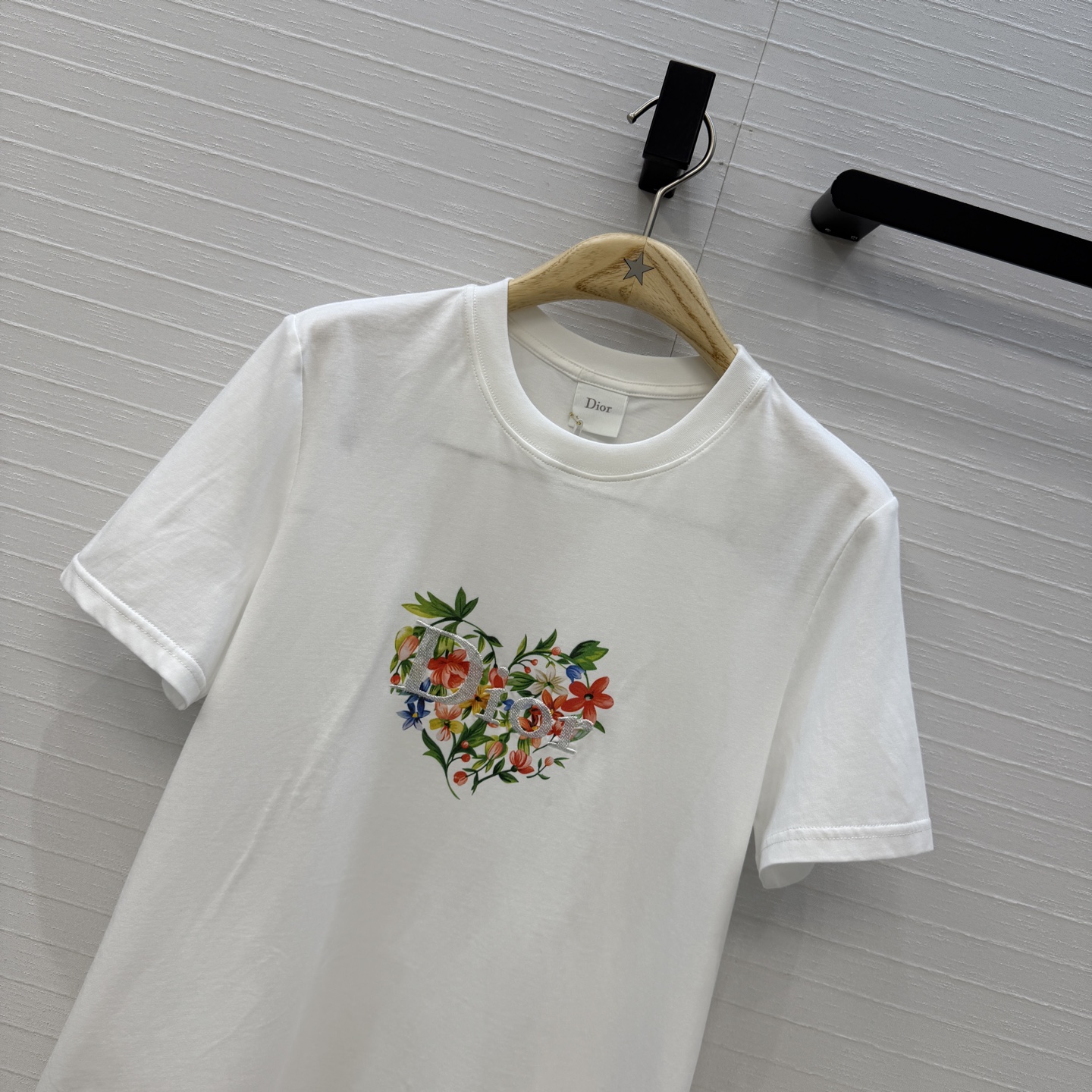 爆单推荐❤️D*早春新品 碎花爱心刺绣短袖T恤，定位印花黄色碎花和春天氛围感拉满✨纯棉面料质感柔软舒适，