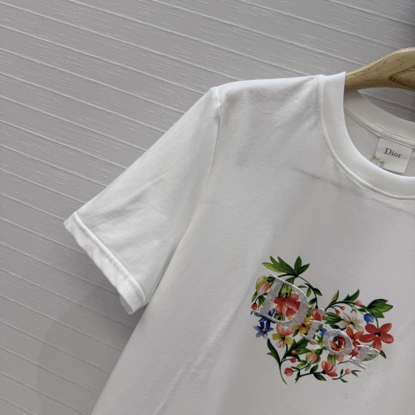 爆单推荐❤️D*早春新品 碎花爱心刺绣短袖T恤，定位印花黄色碎花和春天氛围感拉满✨纯棉面料质感柔软舒适，