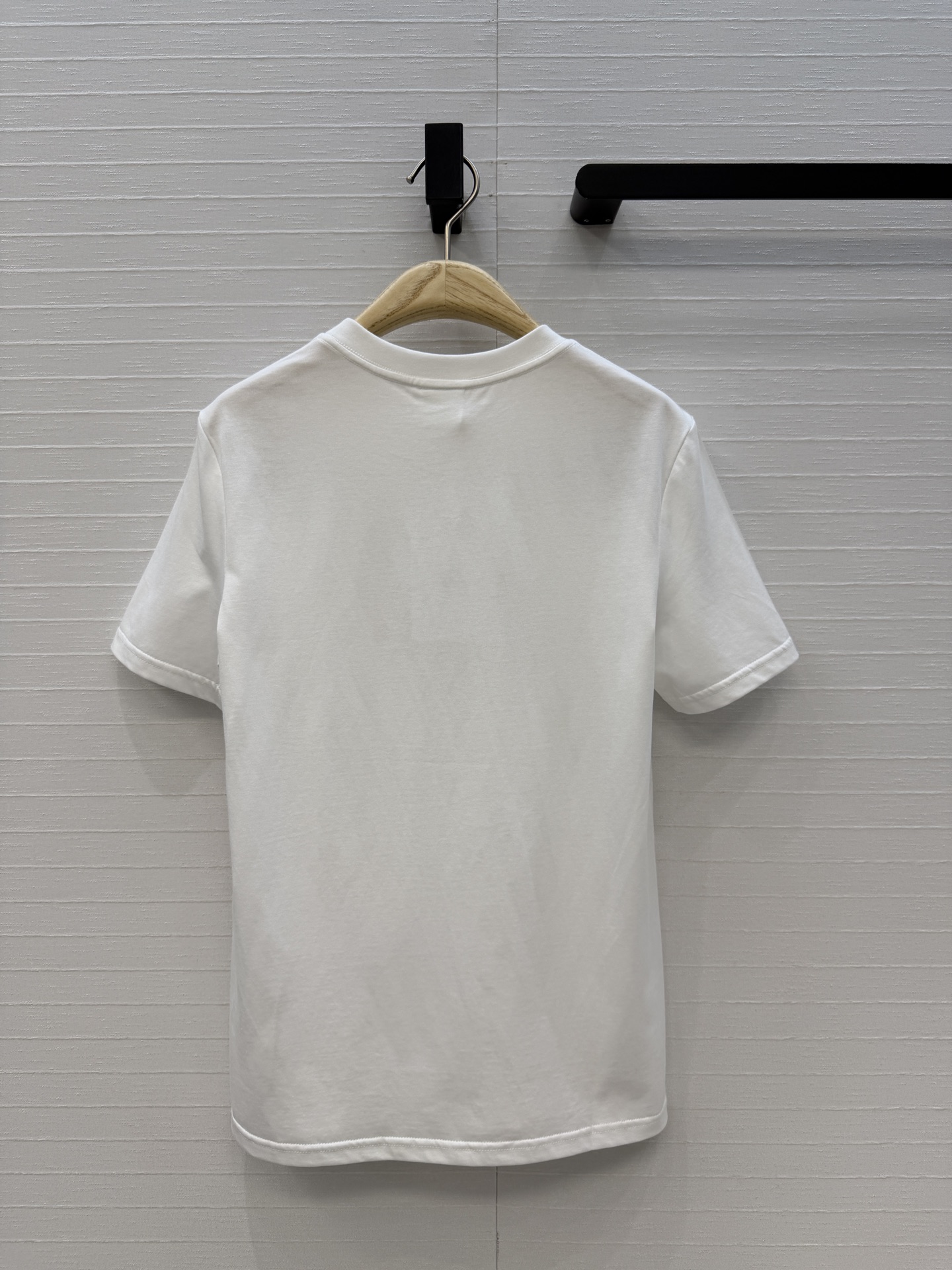 爆单推荐❤️D*早春新品 碎花爱心刺绣短袖T恤，定位印花黄色碎花和春天氛围感拉满✨纯棉面料质感柔软舒适，