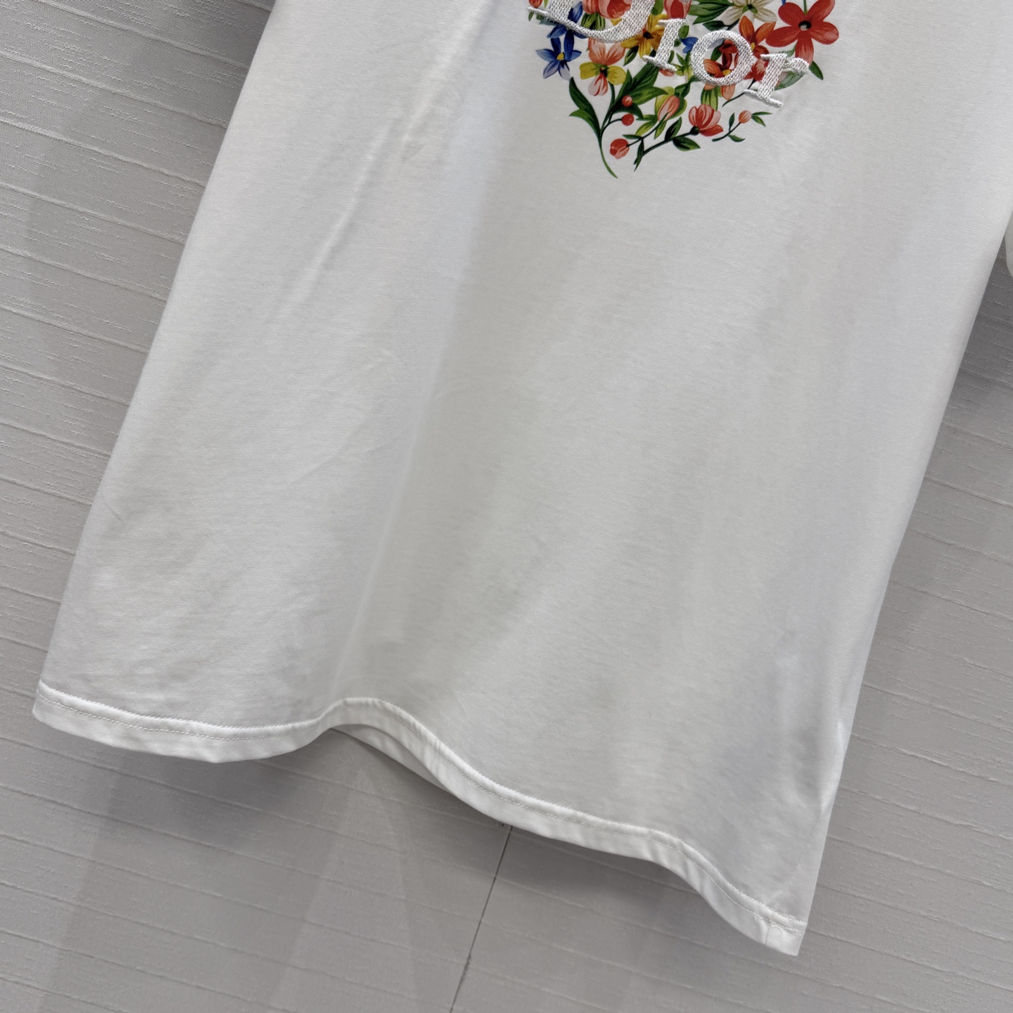 爆单推荐❤️D*早春新品 碎花爱心刺绣短袖T恤，定位印花黄色碎花和春天氛围感拉满✨纯棉面料质感柔软舒适，